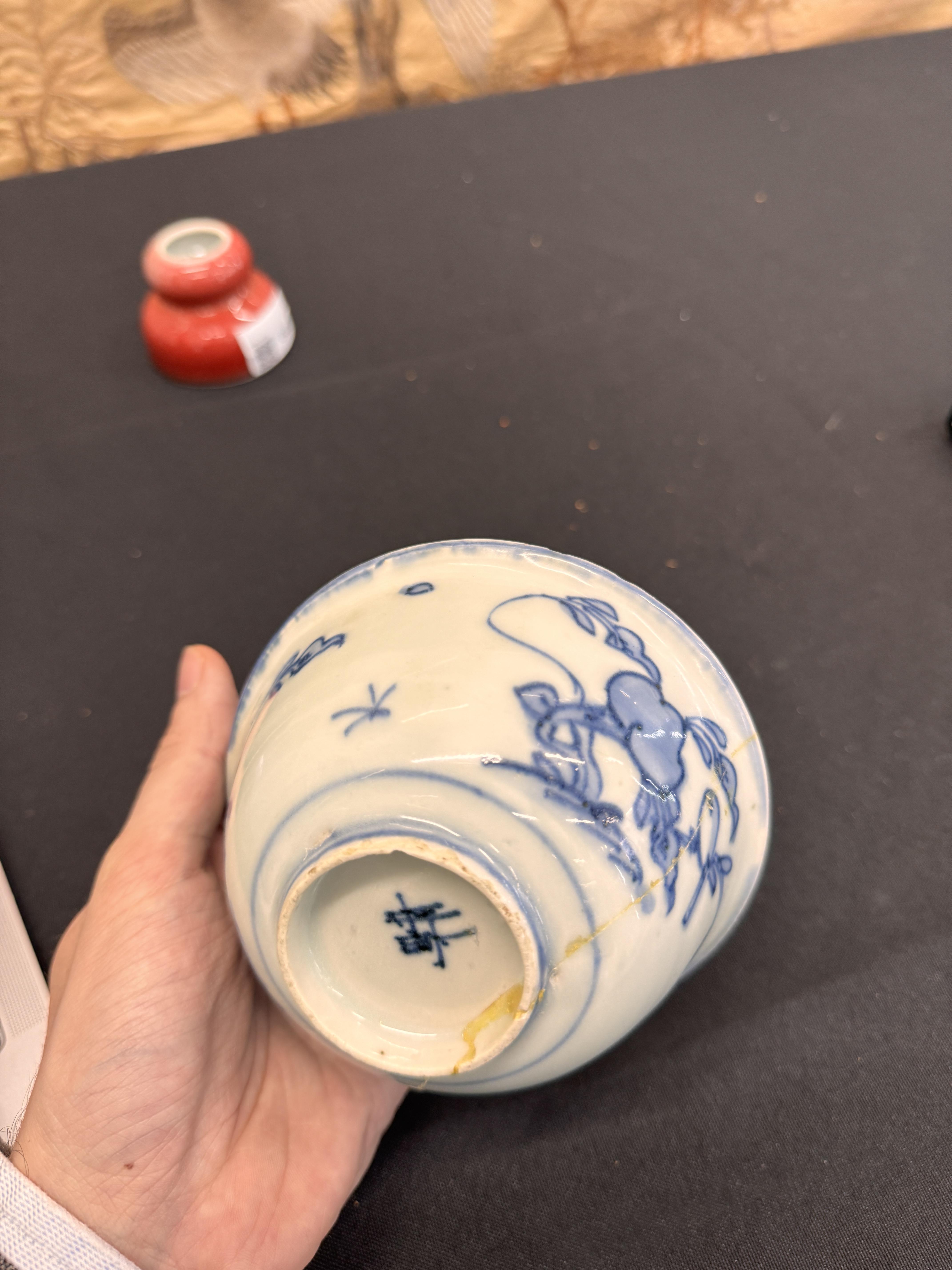A CHINESE BLUE AND WHITE 'BIRDS' BOWL 清十八世紀 青花花鳥圖紋盌 - Image 3 of 10