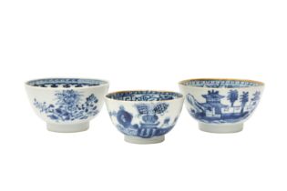 A GROUP OF CHINESE BLUE AND WHITE CUPS 十八至十九世紀 青花盃三件