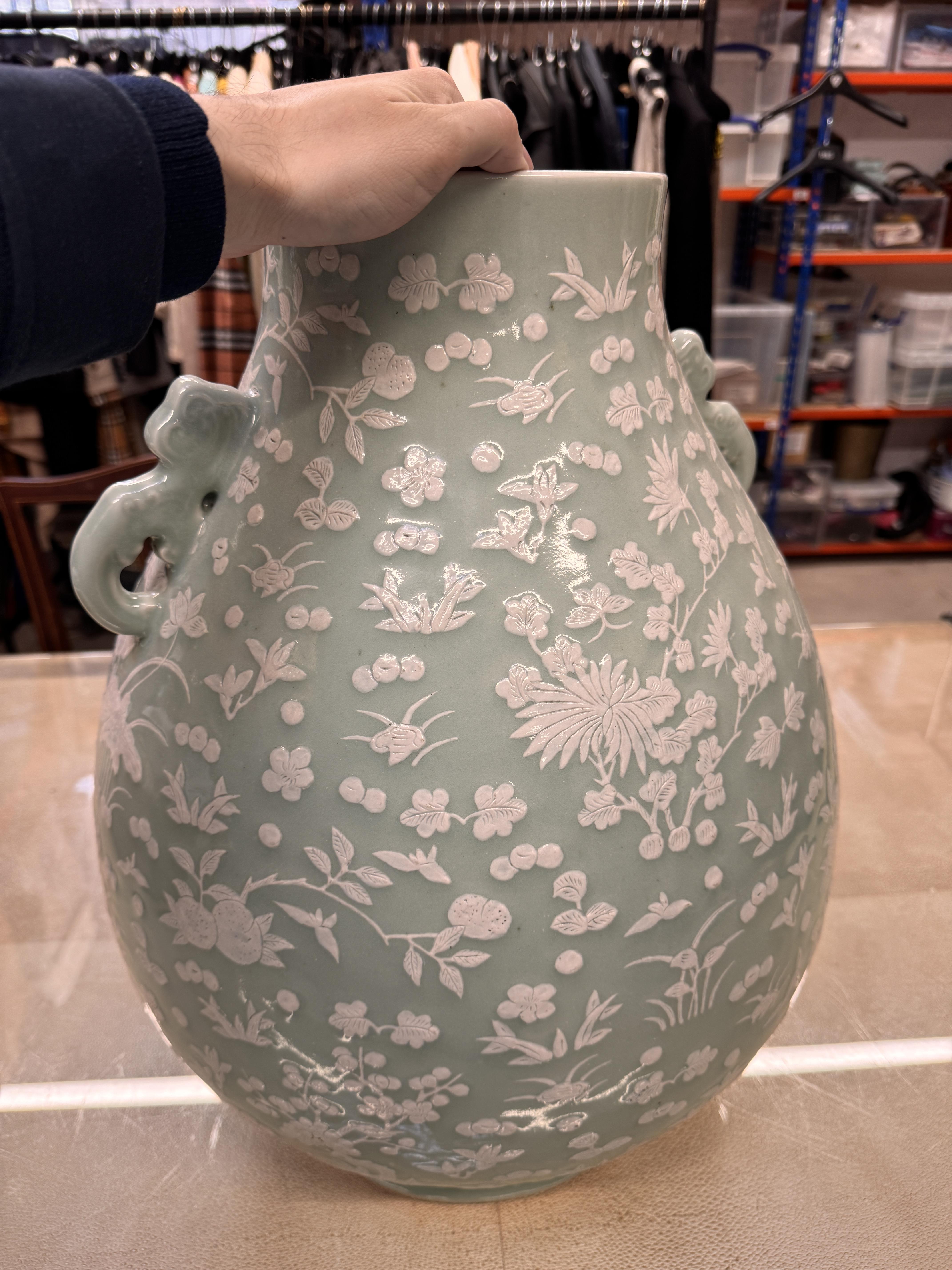 A LARGE CHINESE SLIP-DECORATED CELADON VASE, HU 青釉飾堆白雙龍耳瓶 - Image 4 of 12