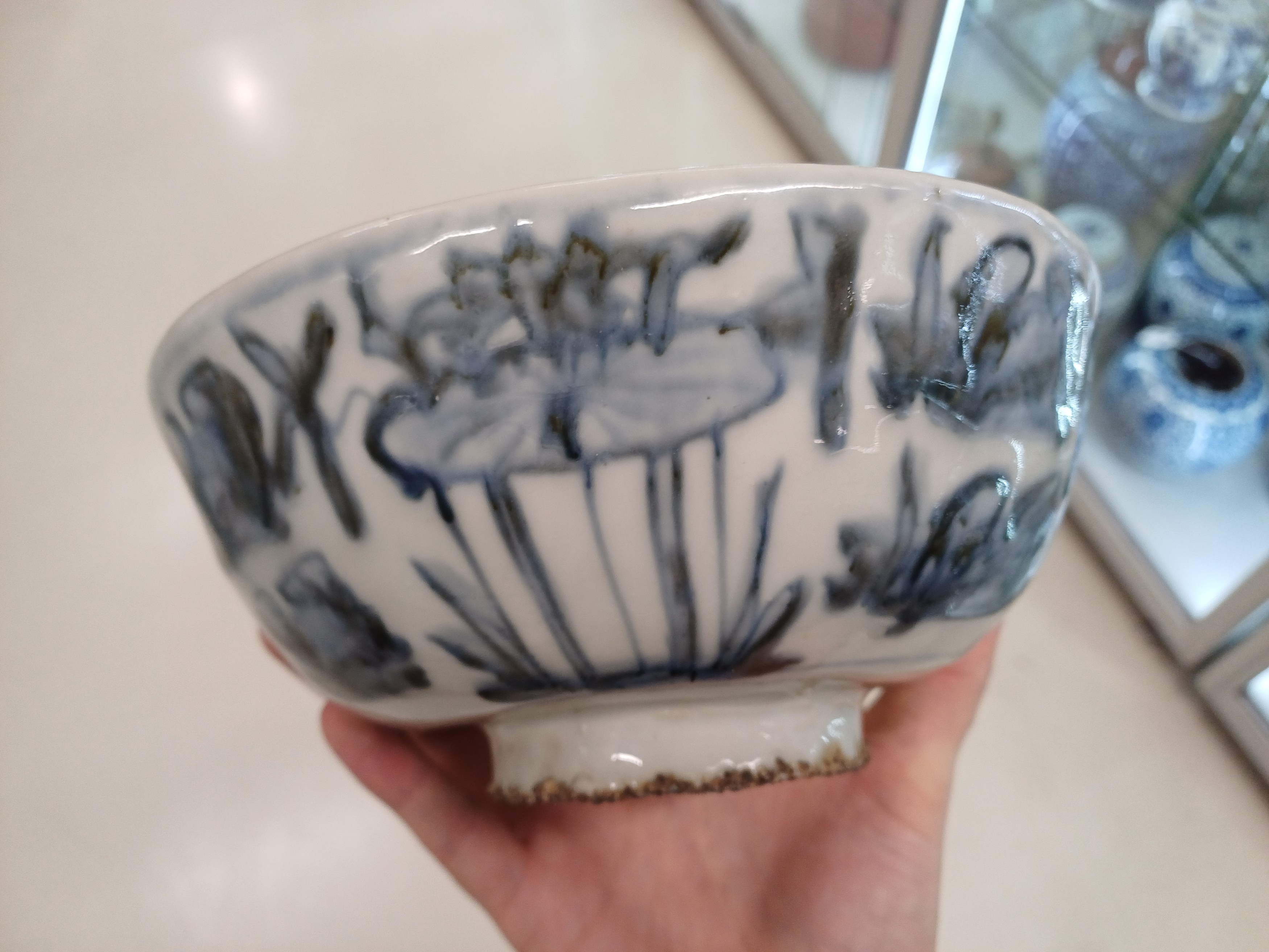 A CHINESE BLUE AND WHITE 'LOTUS POND' BOWL 明 青花蓮池紋盌 - Image 6 of 7