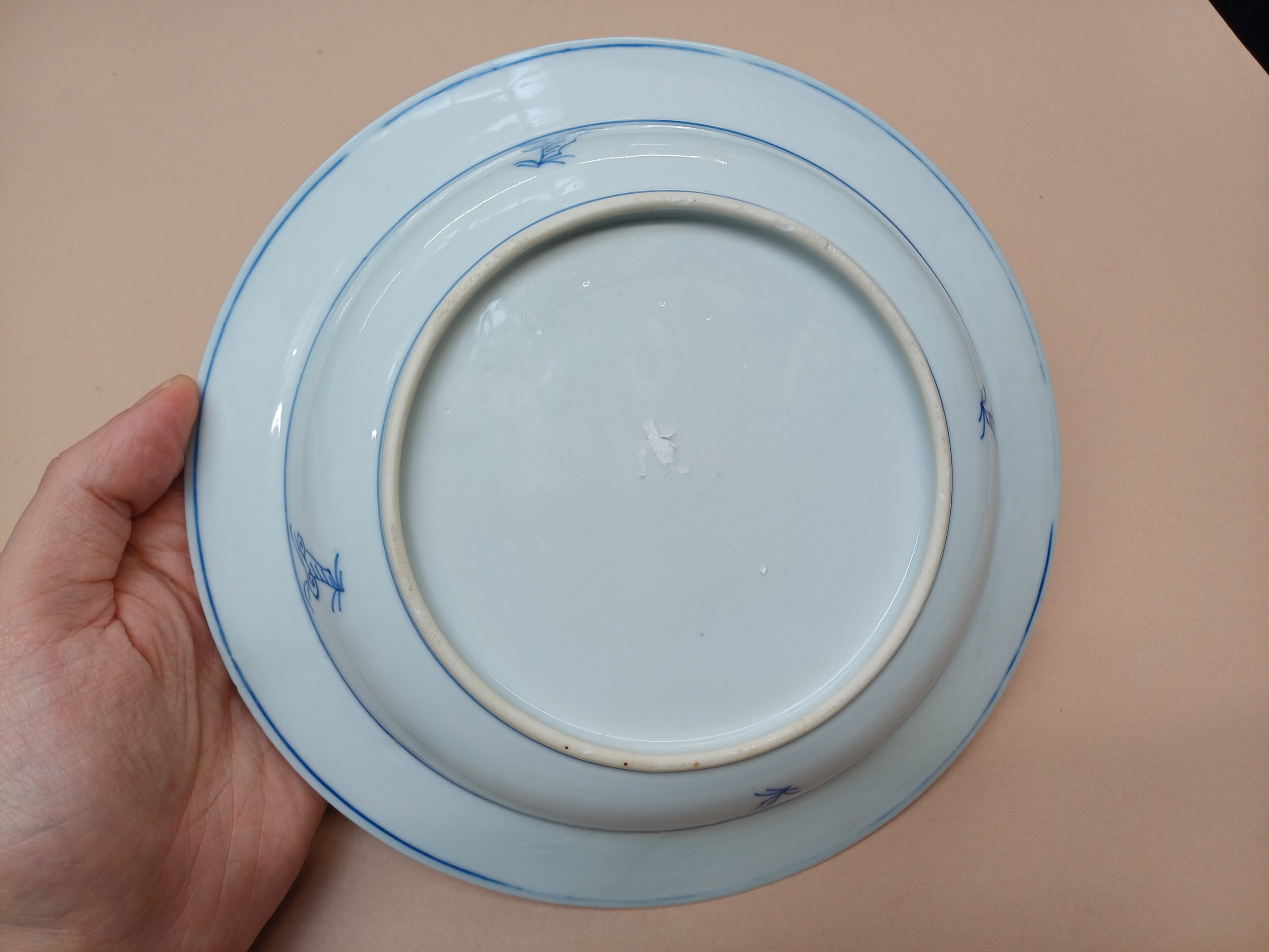 A CHINESE BLUE AND WHITE 'FIGURATIVE' DISH 清十八世紀 青花庭院人物故事圖盤 - Image 4 of 6