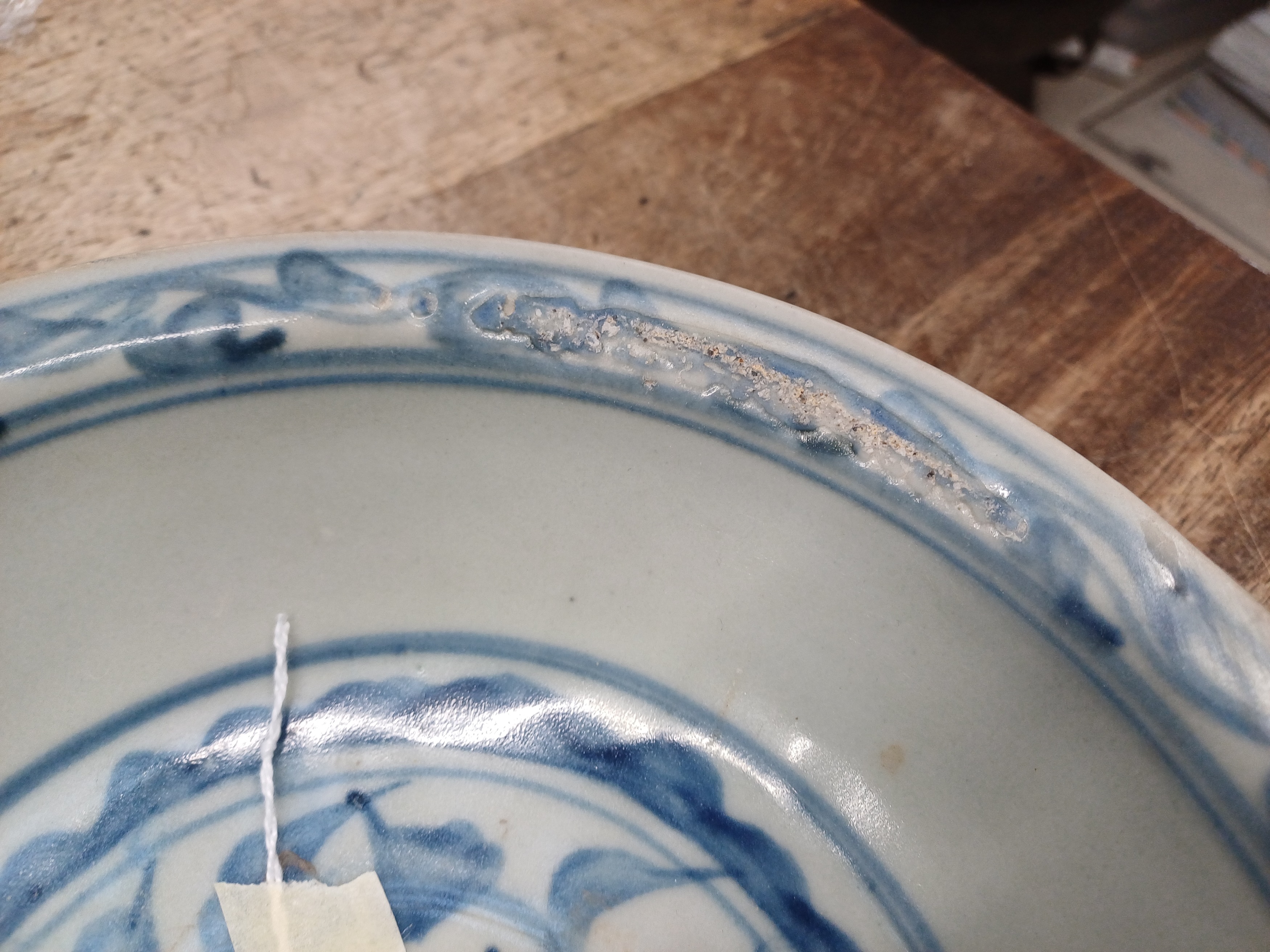 A CHINESE BLUE AND WHITE BOWL 明 青花花卉紋盌 - Image 6 of 6