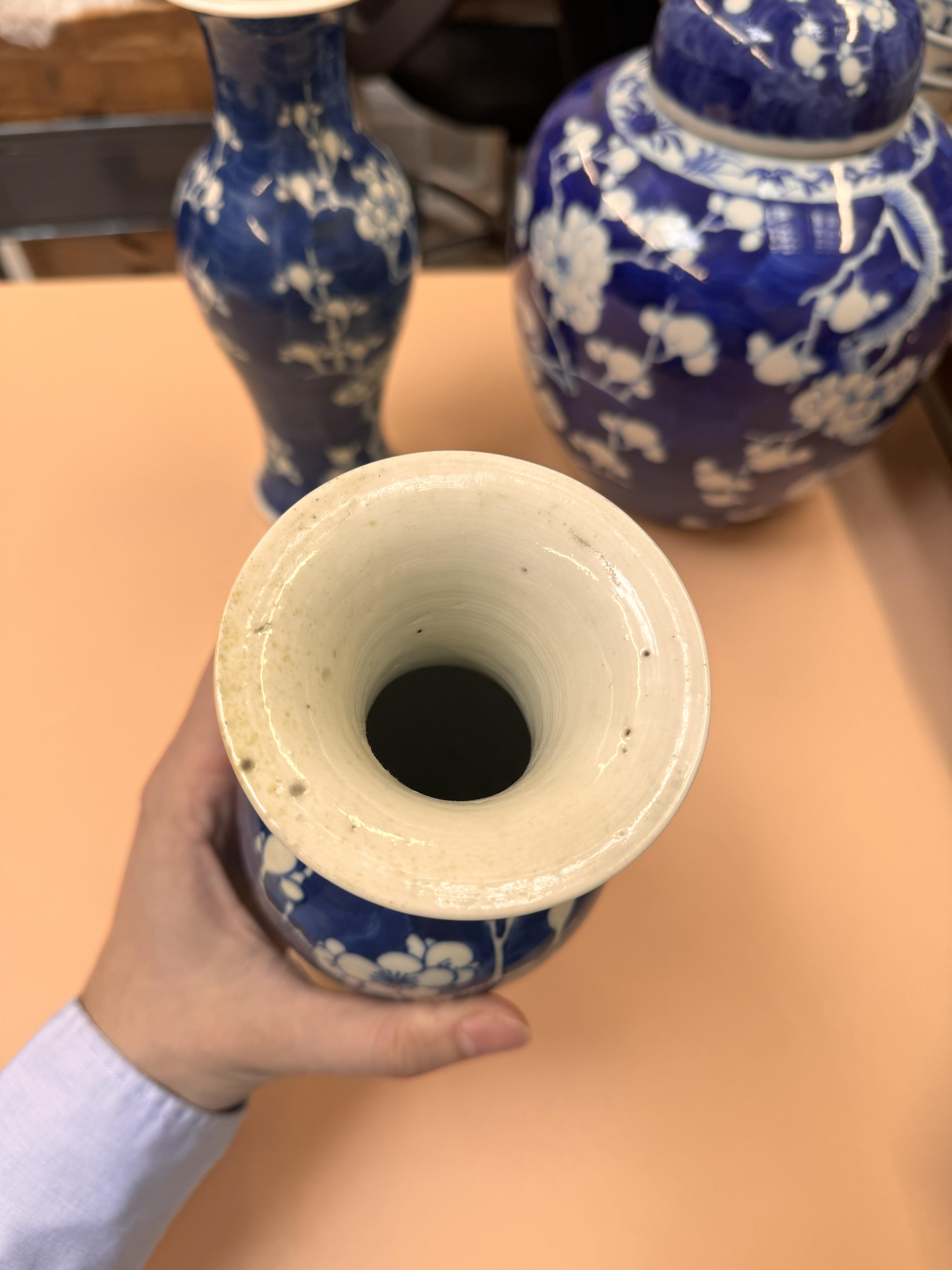 A CHINESE BLUE AND WHITE 'PRUNUS' JAR AND TWO VASES 清十九世紀 青花梅紋罐及瓶兩件 - Bild 33 aus 33