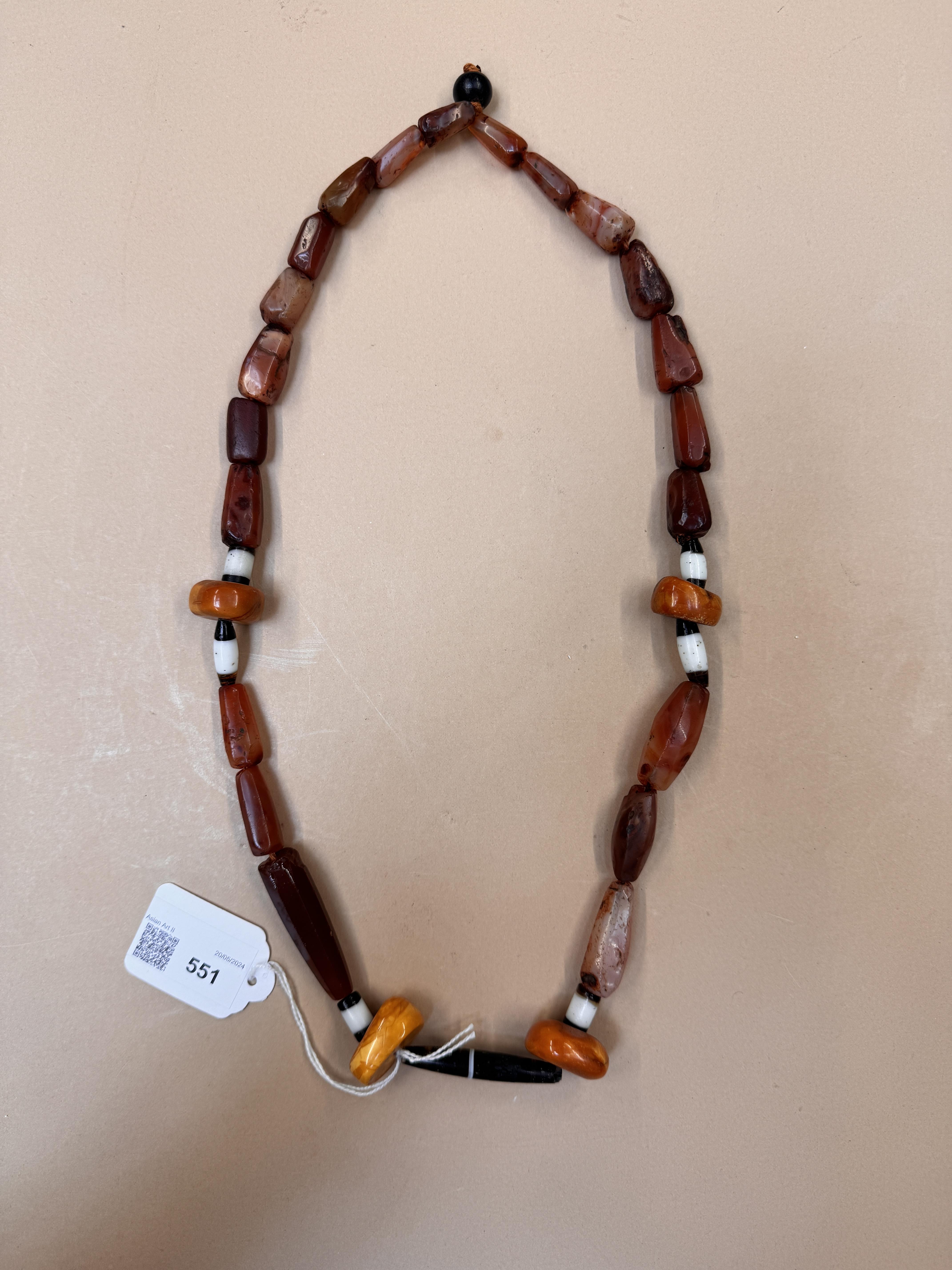 A TIBETAN HARDSTONE AND AMBER NECKLACE 十九世紀 硬石及琥珀項鍊 - Image 12 of 16