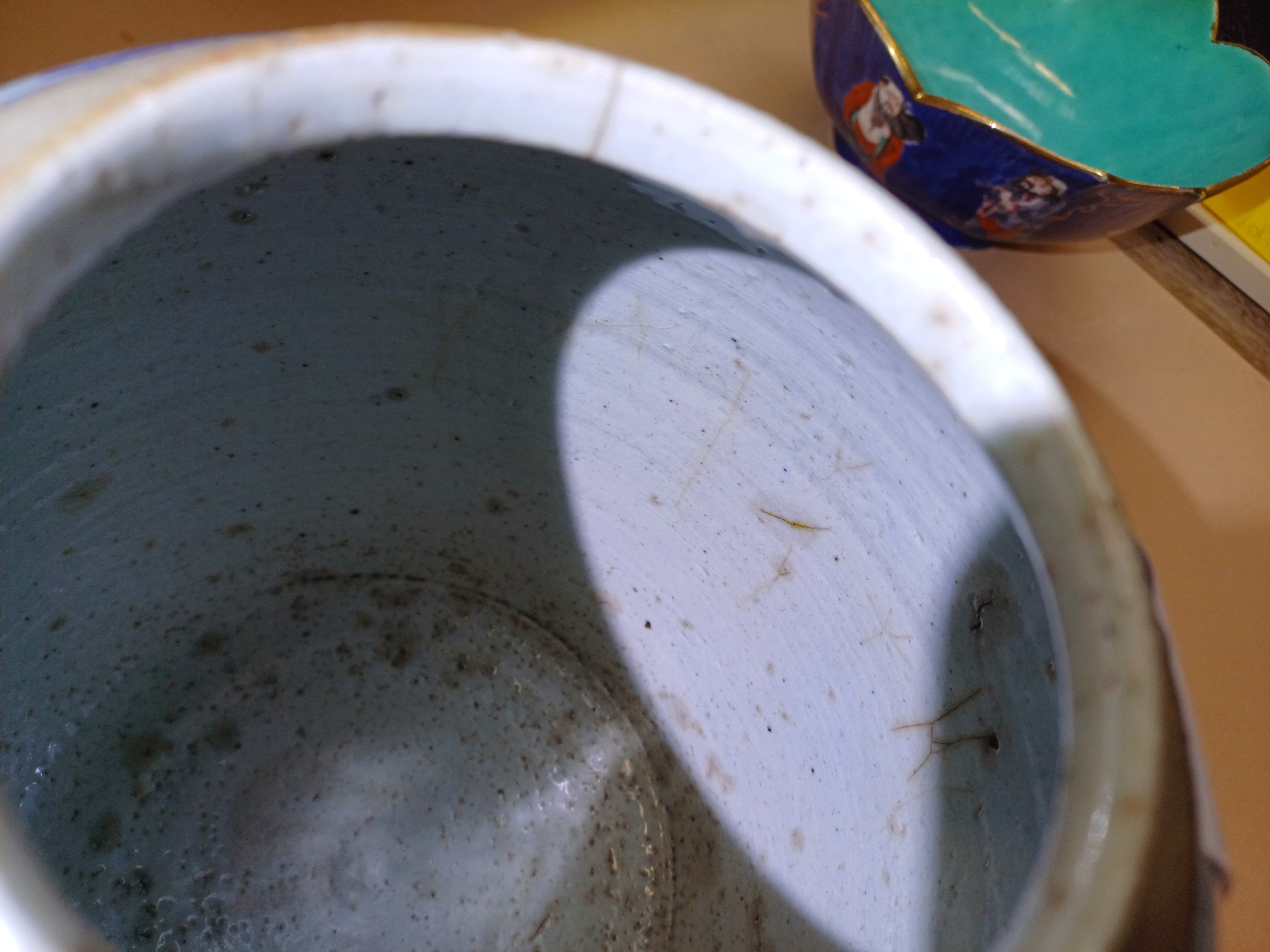 A CHINESE BLUE-GROUND 'PETAL' BOWL, A BLUE AND WHITE VASE AND A JAR 十九世紀至民國時期 藍地人物花瓣盌、青花山水圖紋瓶及「囍」罐 - Image 12 of 22