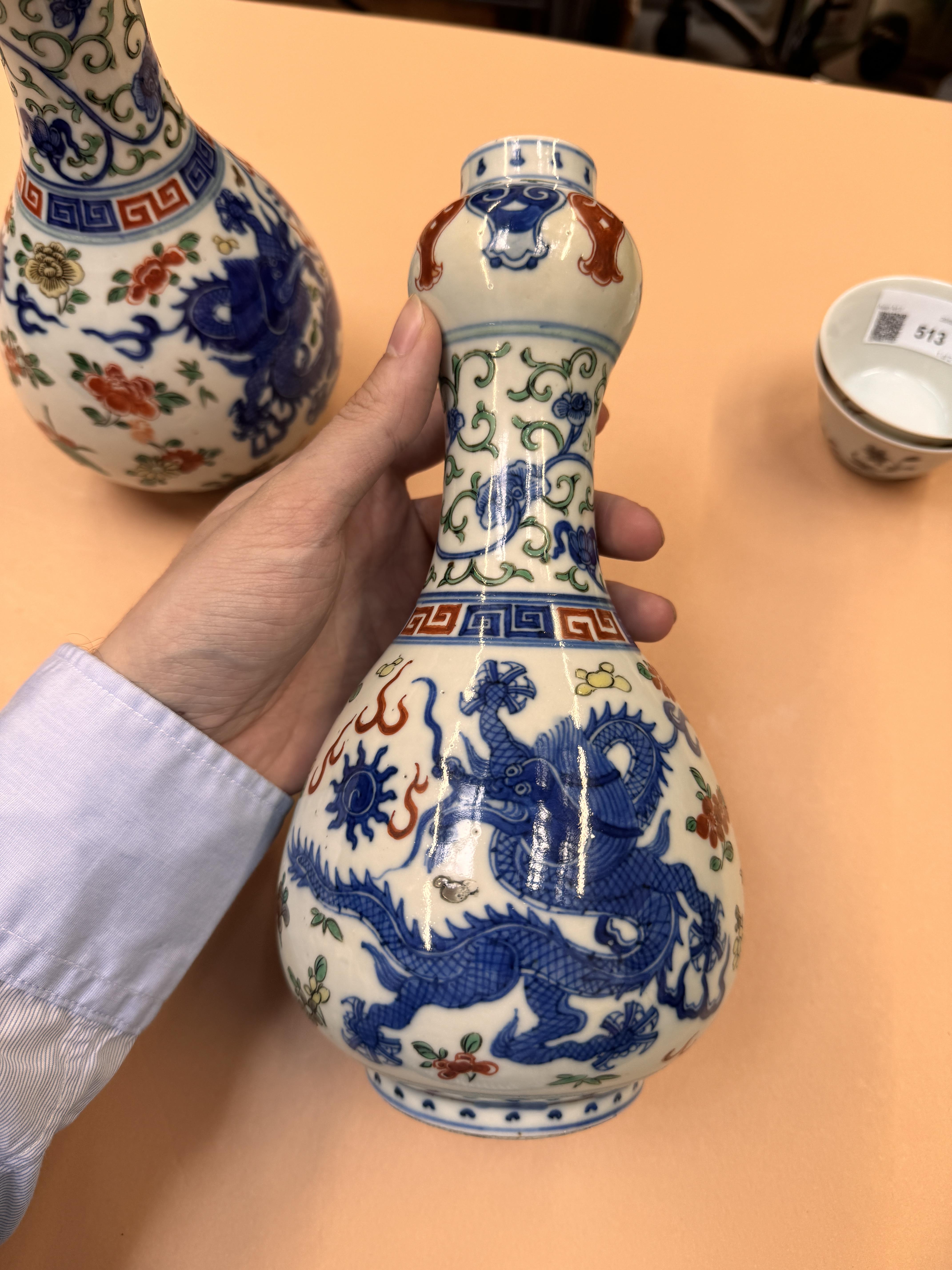 A PAIR OF CHINESE WUCAI 'DRAGON' VASES 民國時期 五彩龍趕珠紋瓶一對 《大明嘉靖年製》款 - Image 14 of 19