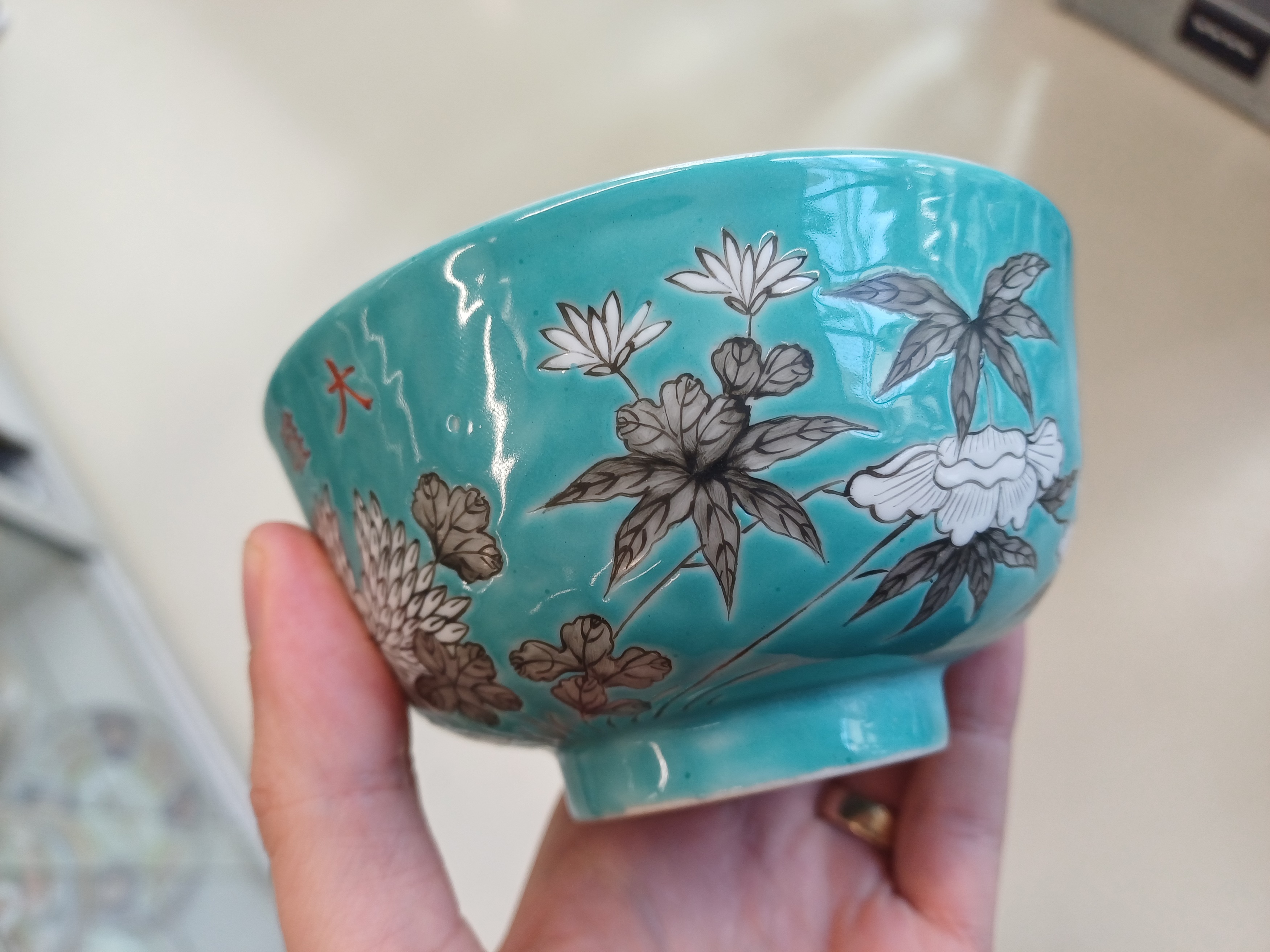 TWO CHINESE EN-GRISAILLE TURQUOISE-GROUND BOWLS 二十世紀 墨彩綠松石綠地花鳥圖盌一對 - Image 11 of 13