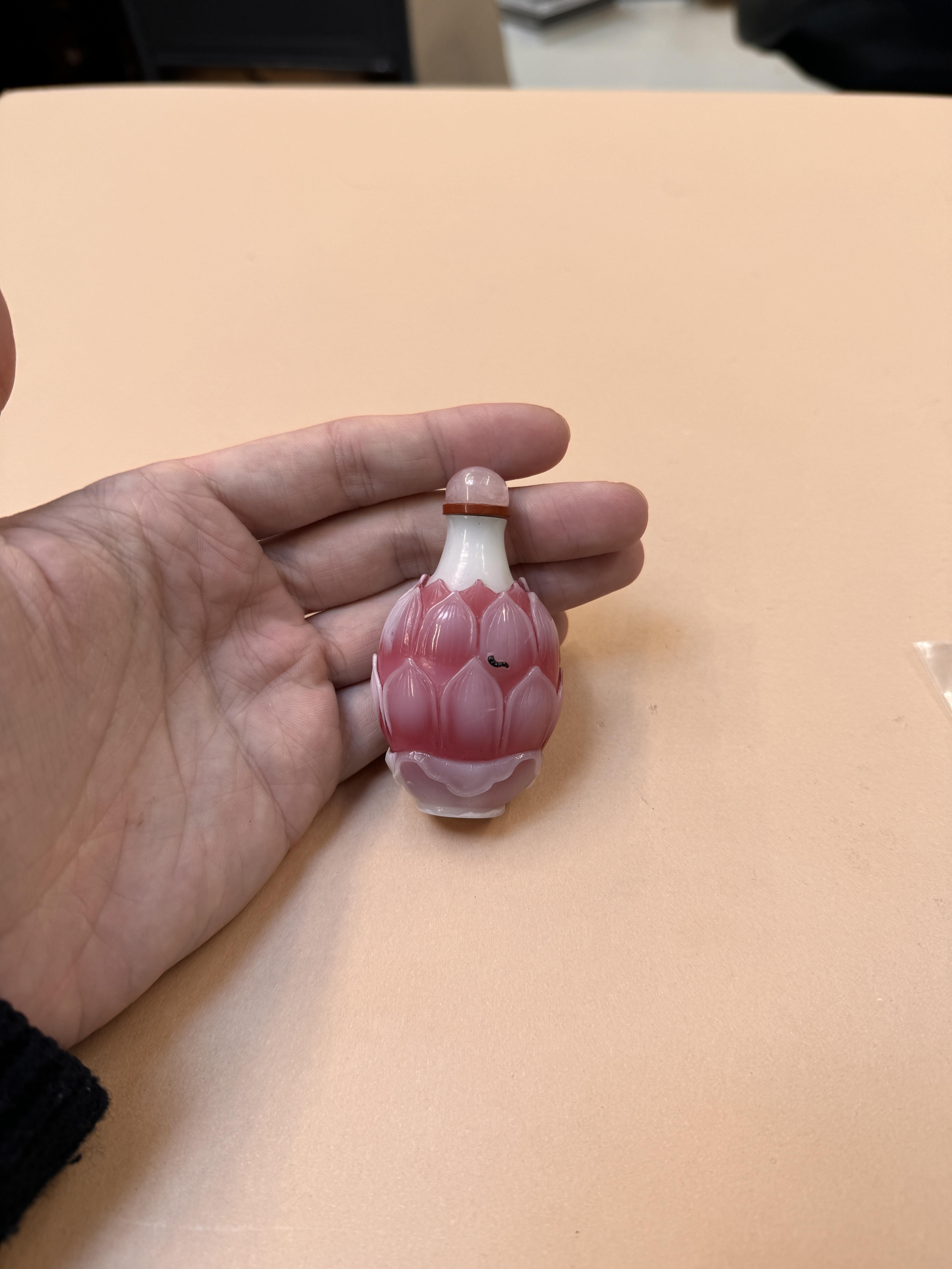 A CHINESE WHITE AND PINK BEIJING GLASS 'LOTUS' SNUFF BOTTLE 十九世紀 粉紅料荷花形鼻煙壺 - Image 4 of 16