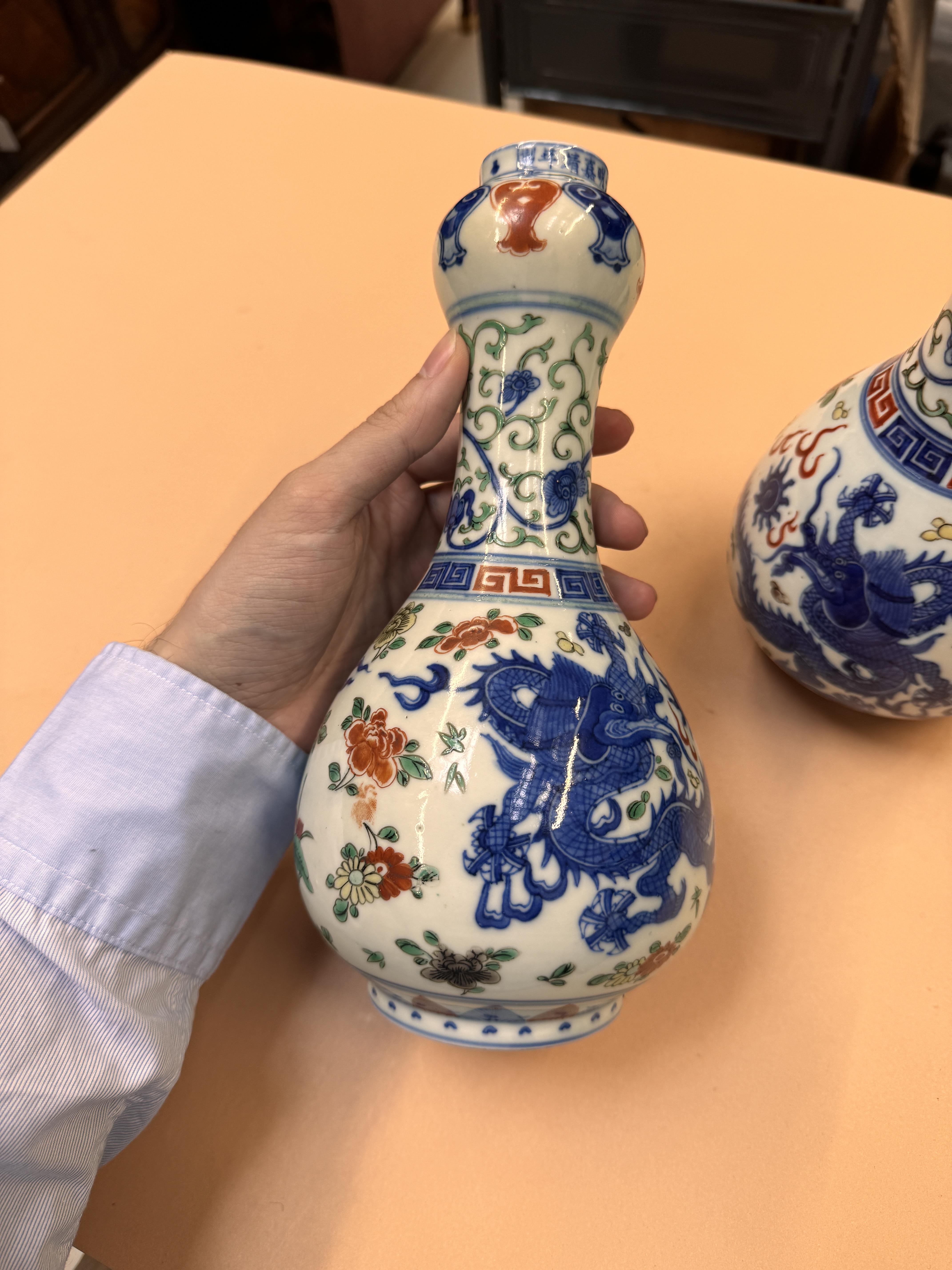 A PAIR OF CHINESE WUCAI 'DRAGON' VASES 民國時期 五彩龍趕珠紋瓶一對 《大明嘉靖年製》款 - Image 6 of 19