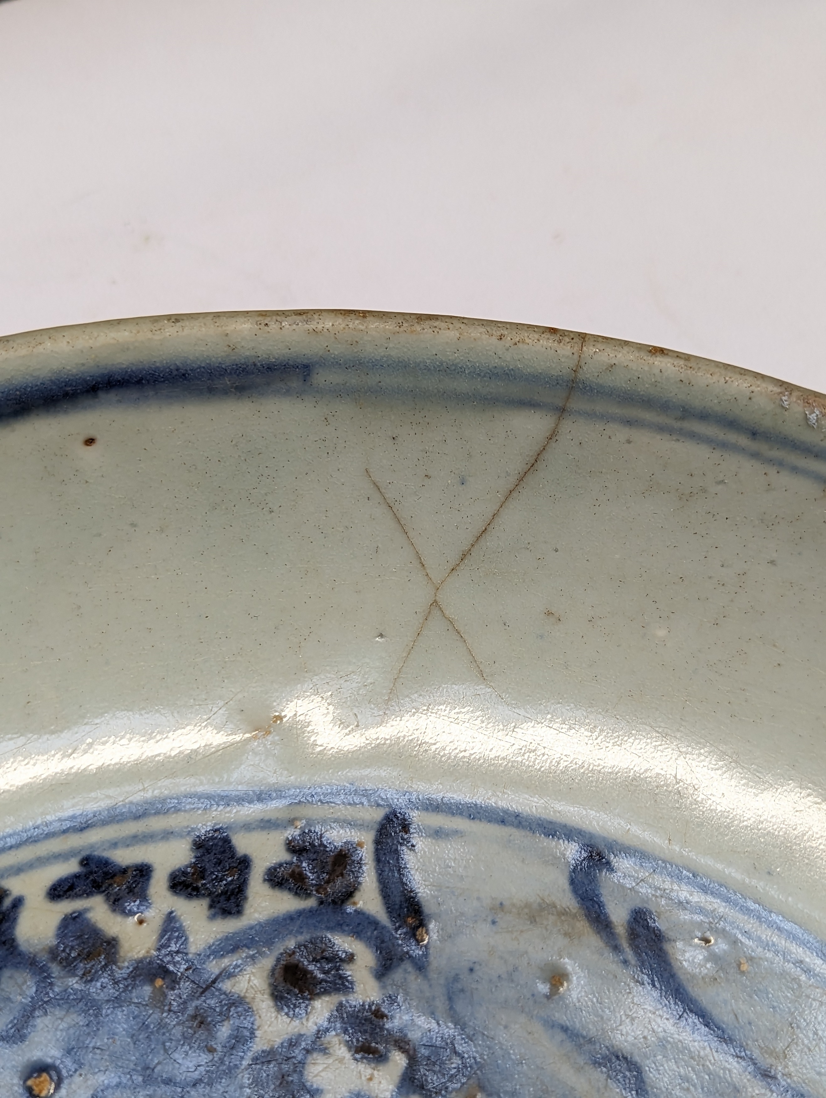 A CHINESE BLUE AND WHITE 'SCHOLAR'S ROCK' DISH 明 青花供石紋盤 - Image 6 of 13