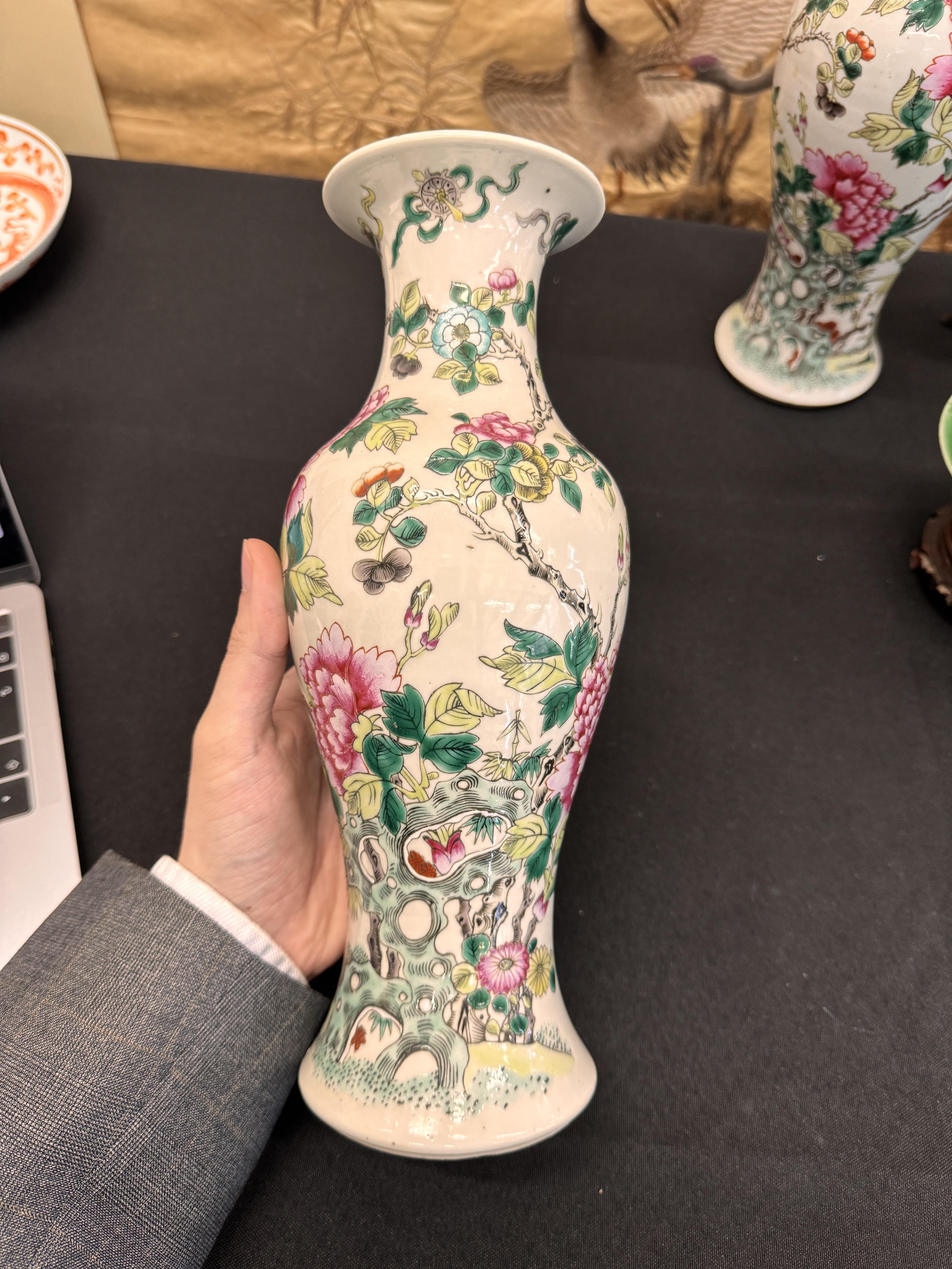 A PAIR OF CHINESE FAMILLE-ROSE 'PEONY' VASES 清 十九或二十世紀 粉彩牡丹紋瓶一對 - Image 17 of 19