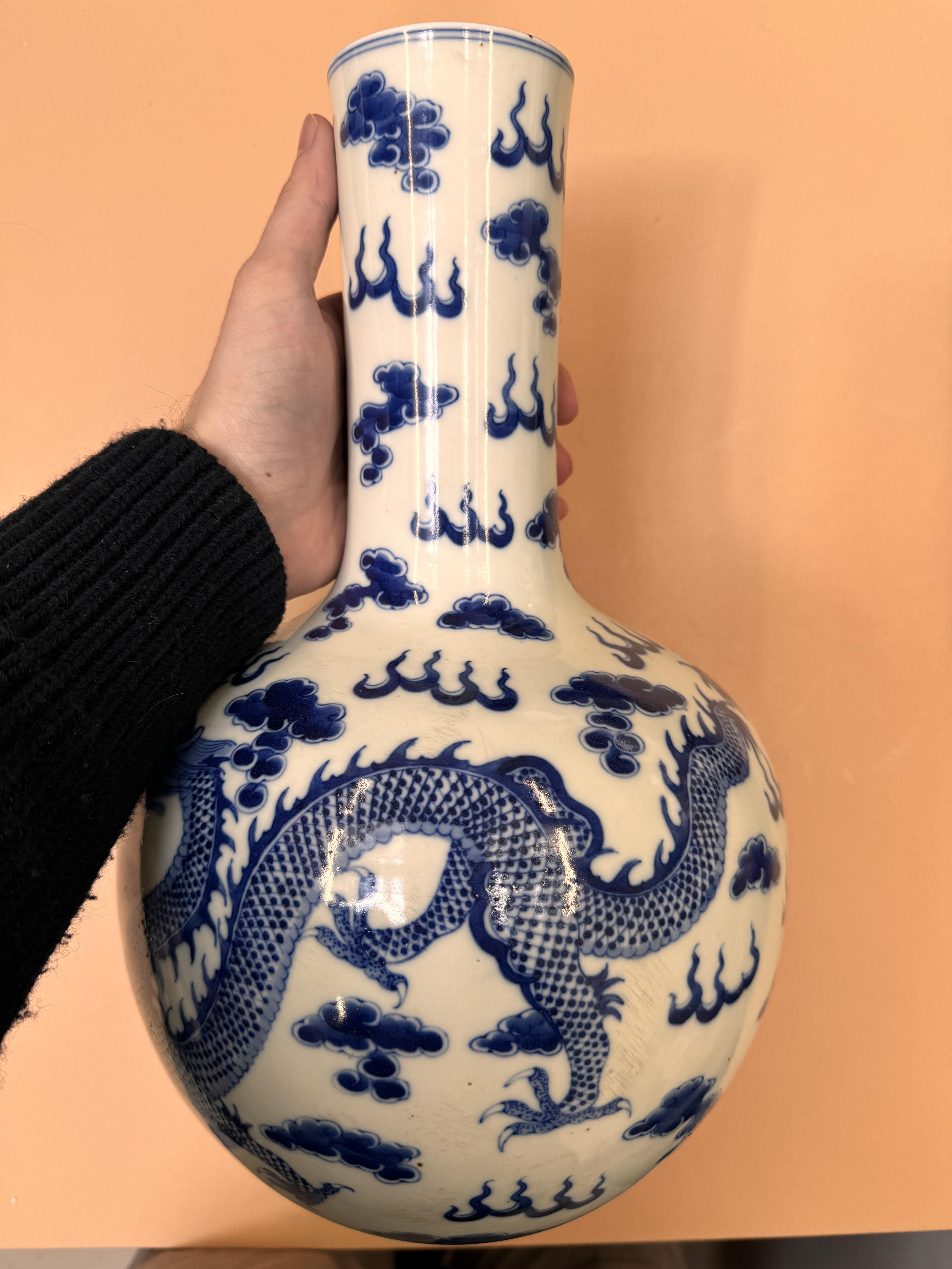 A CHINESE BLUE AND WHITE 'DRAGONS' VASE 清十九世紀 青花雲龍紋瓶 - Image 18 of 28