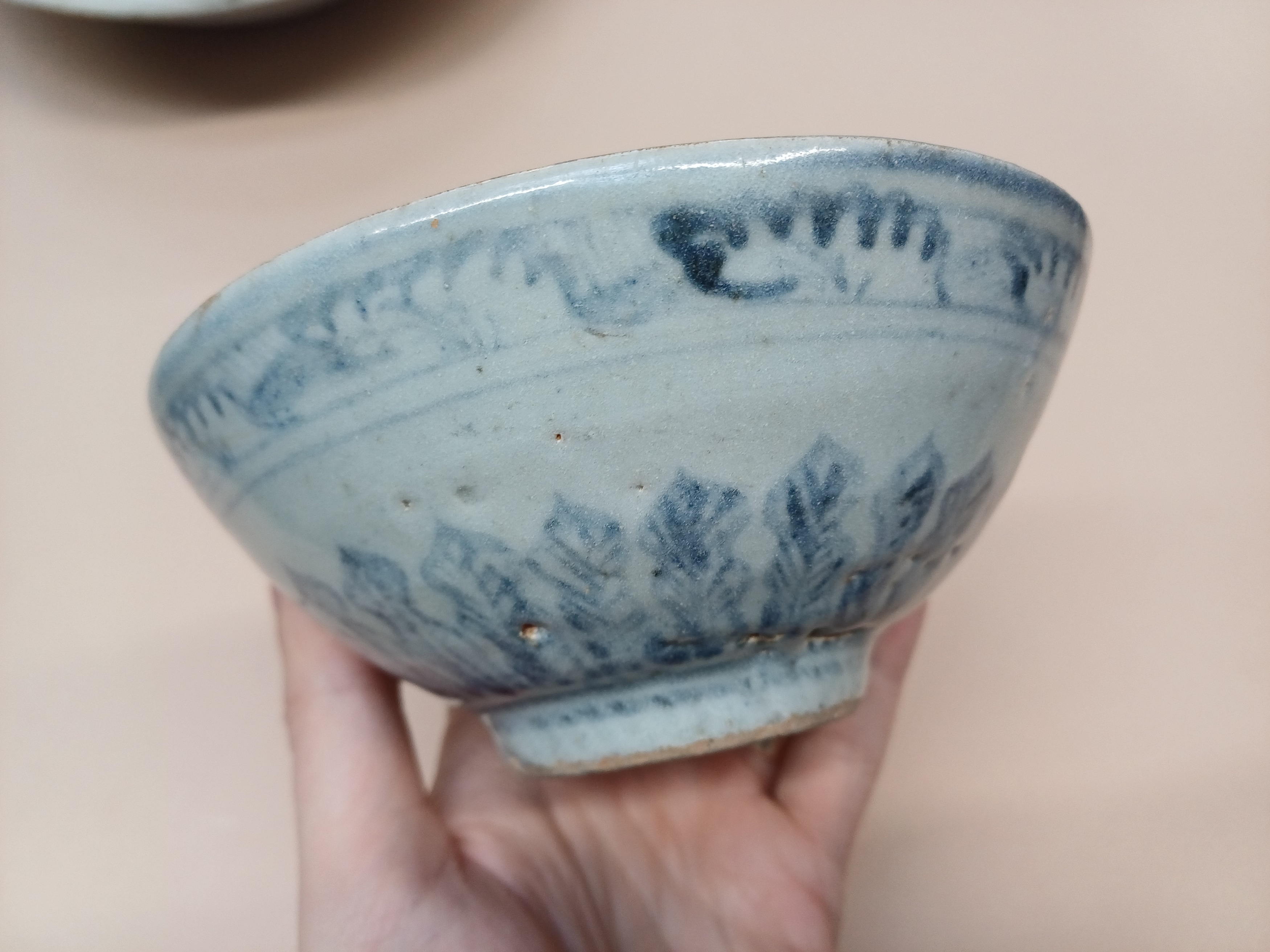A CHINESE BLUE AND WHITE DISH, BOWL AND A SAUCE BOAT 明至十八世紀 青花盤、盌及醬料船一組 - Image 14 of 16