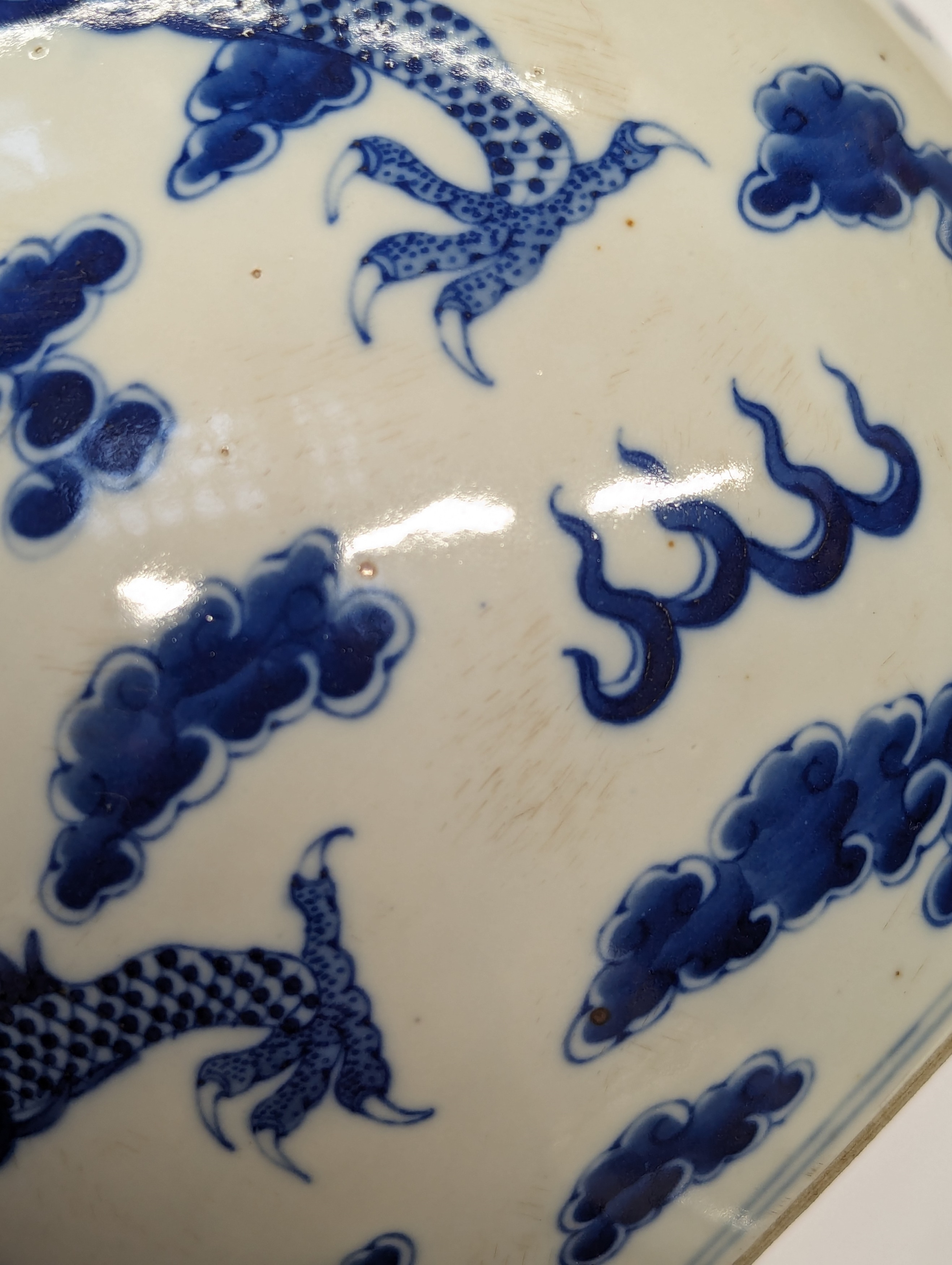 A CHINESE BLUE AND WHITE 'DRAGONS' VASE 清十九世紀 青花雲龍紋瓶 - Image 5 of 28