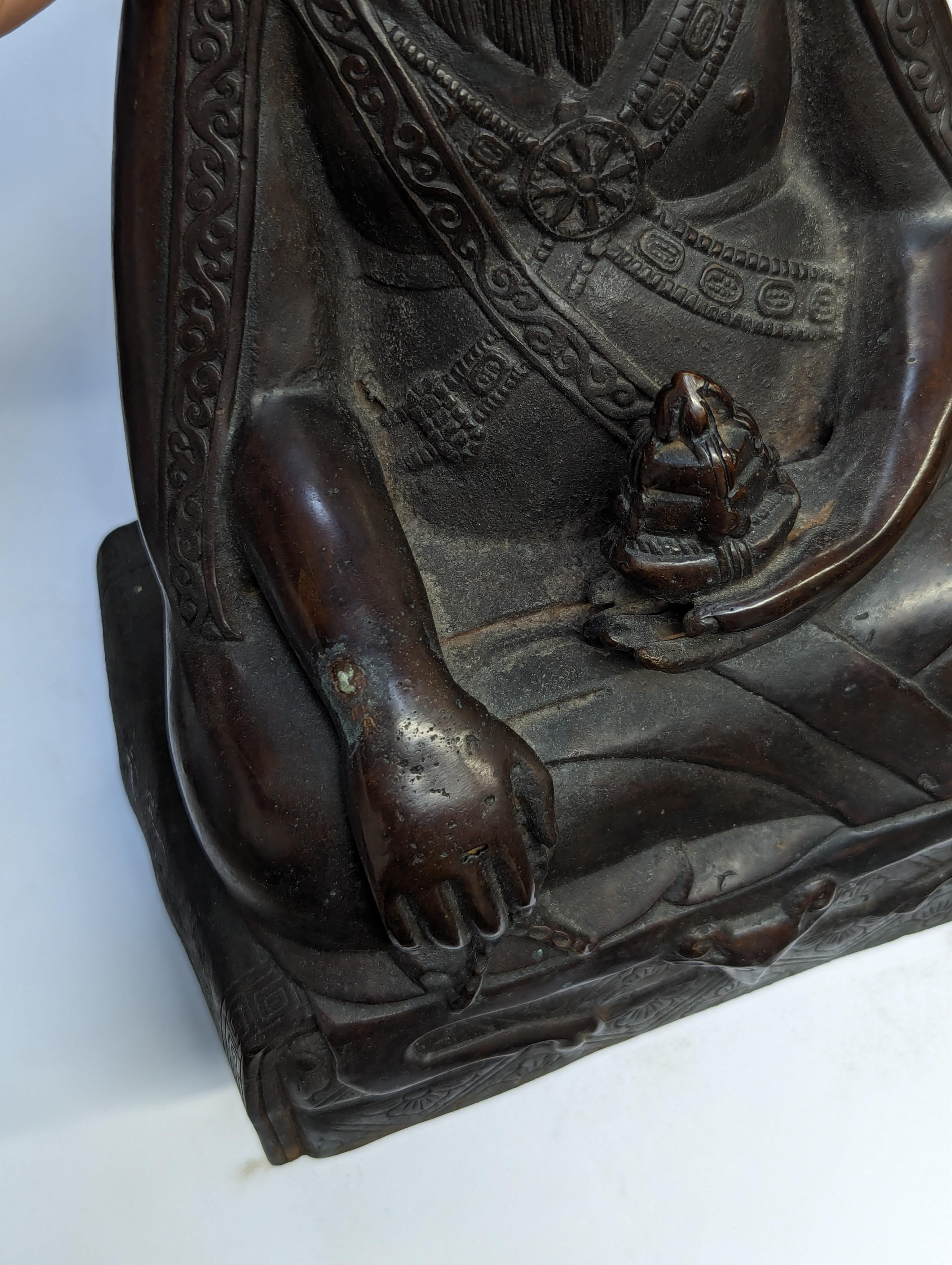 A TIBETAN BRONZE FIGURE OF LAMA 十八或十九世紀 銅喇嘛坐像 - Image 9 of 12