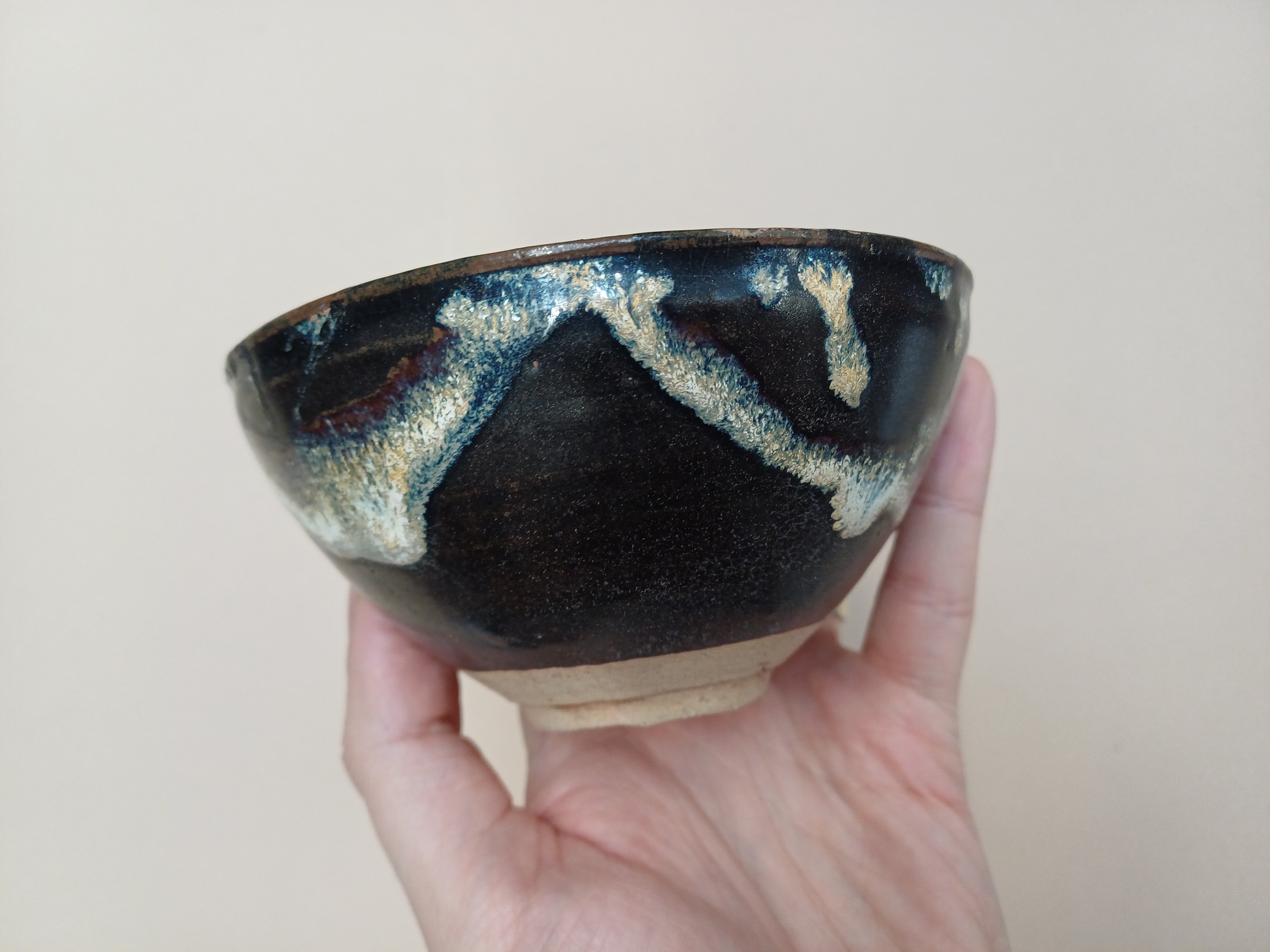 A CHINESE JUN-STYLE BOWL AND A TANG-STYLE TEA BOWL 二十世紀 鈞窰式紫斑及唐式茶盞 - Image 4 of 10