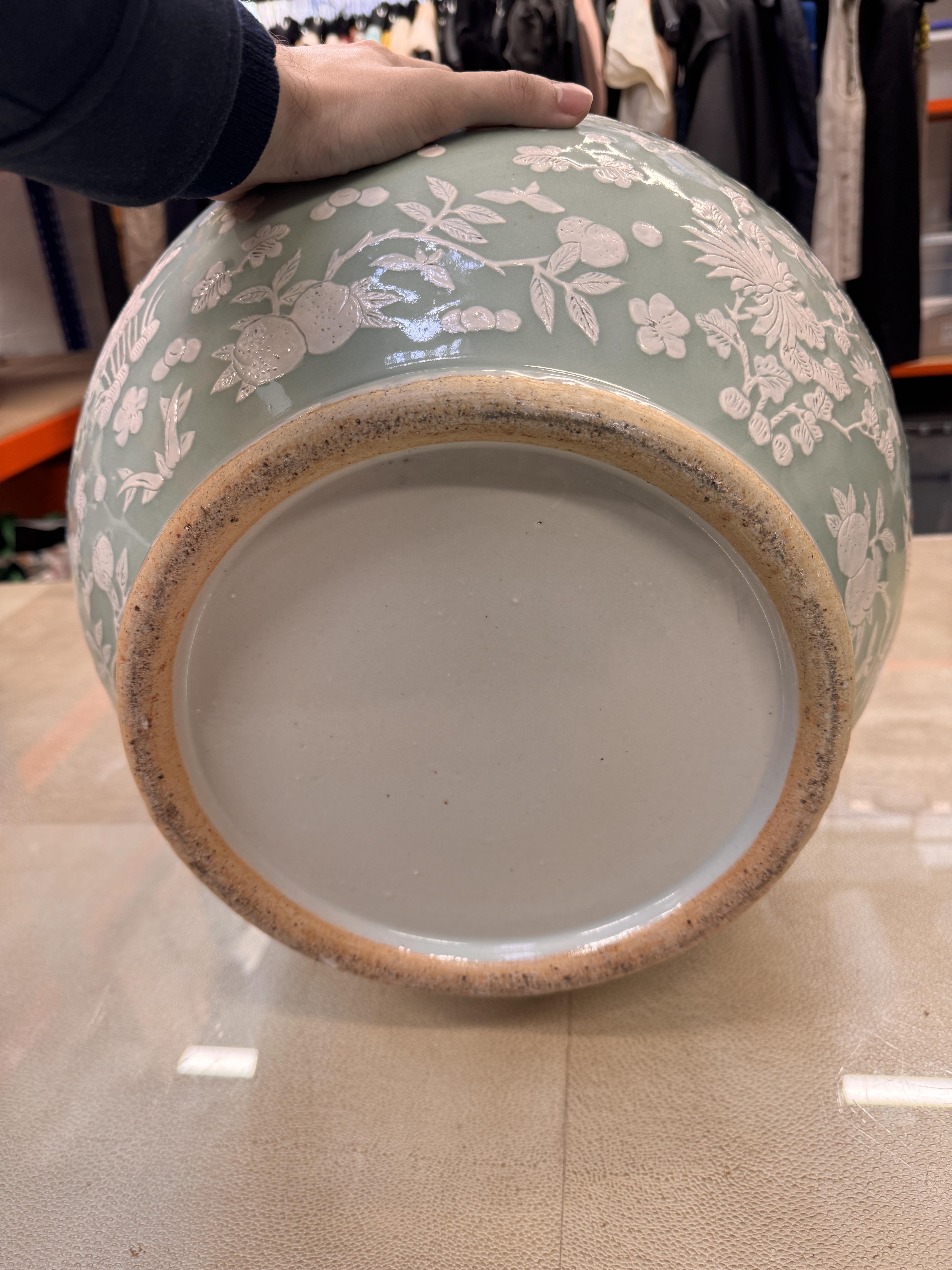 A LARGE CHINESE SLIP-DECORATED CELADON VASE, HU 青釉飾堆白雙龍耳瓶 - Image 12 of 12