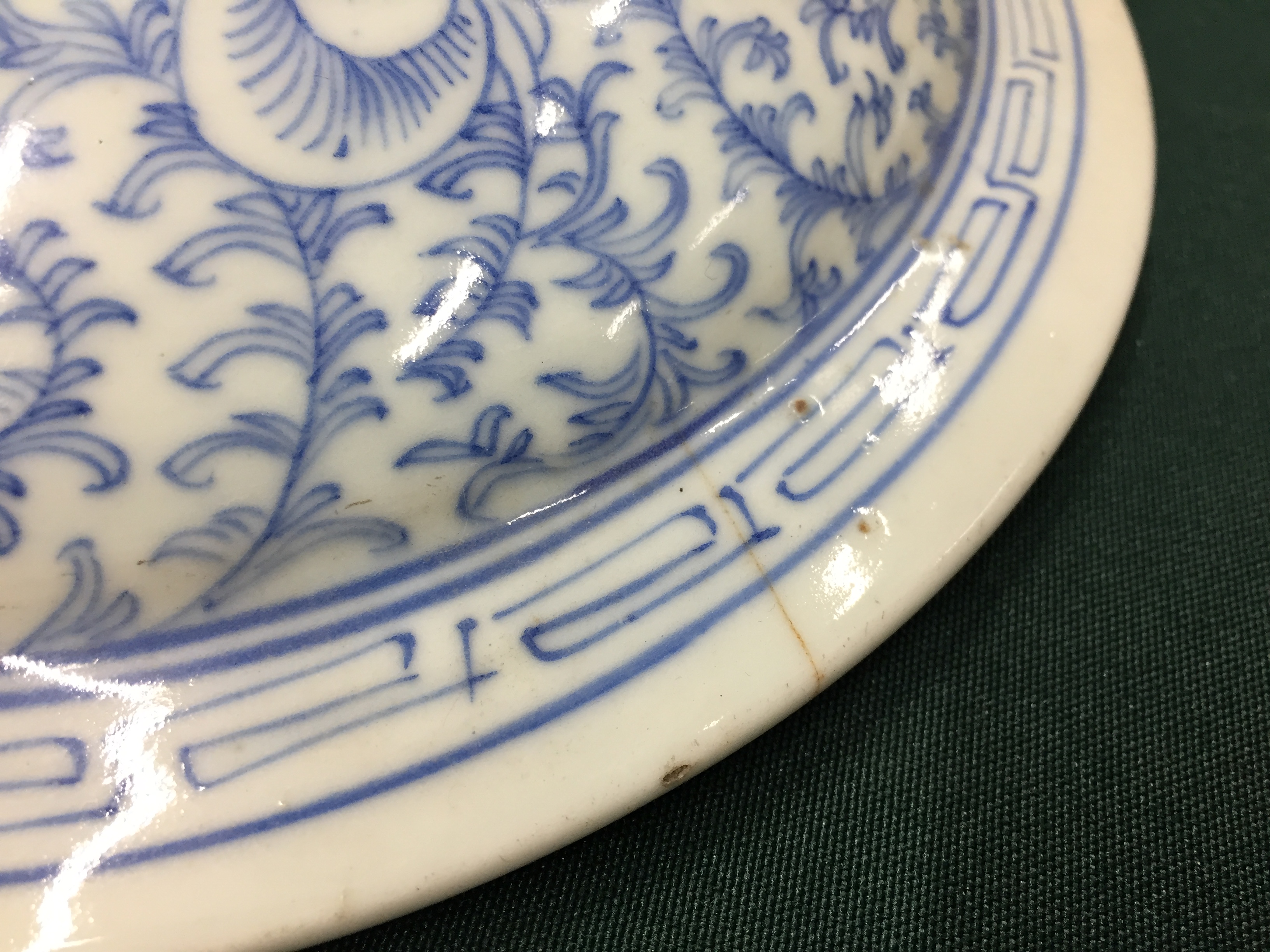 A CHINESE BLUE AND WHITE JAR AND COVER 清十九世紀 青花花卉圖紋蓋罐 - Image 3 of 9
