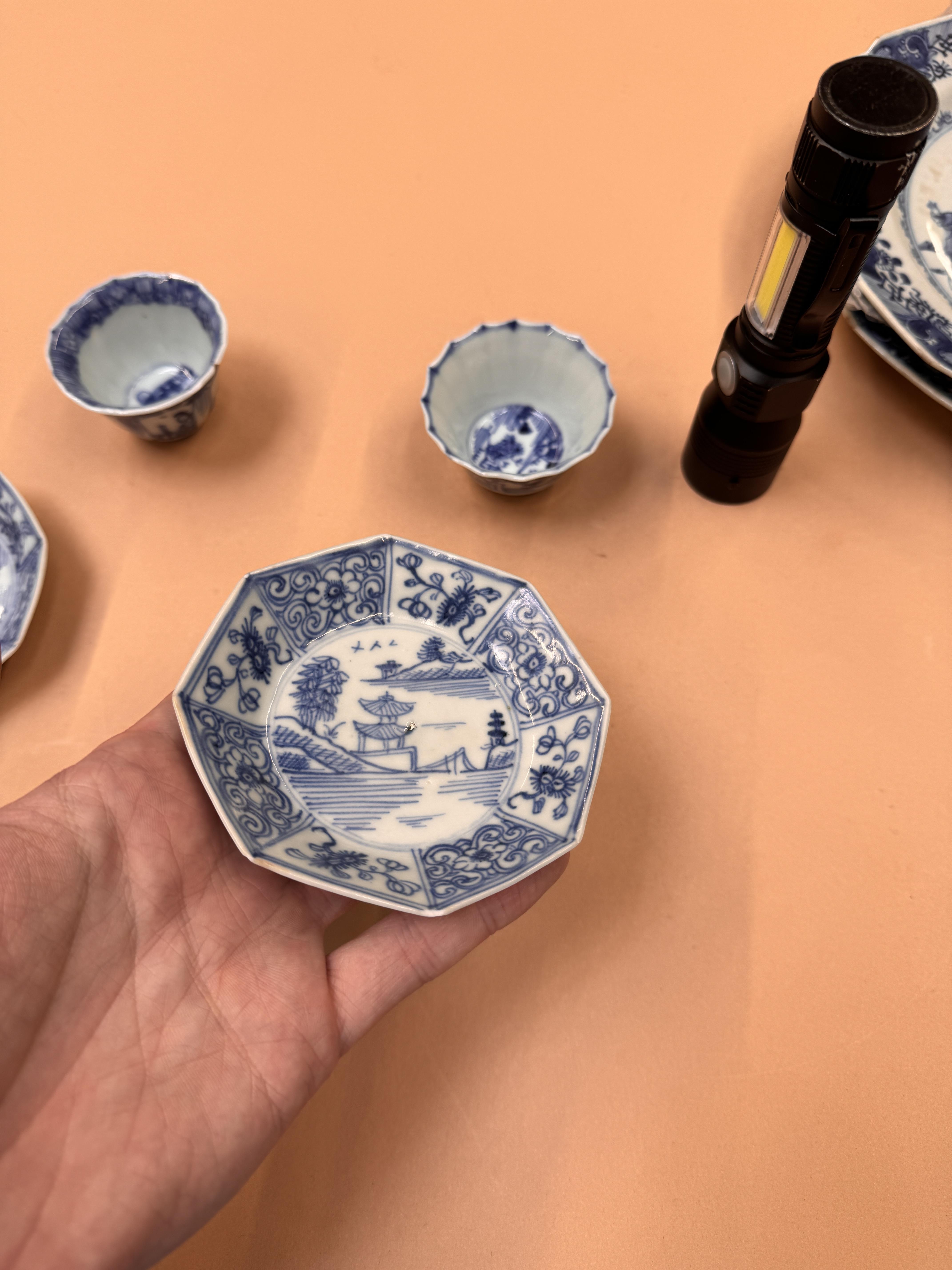 A GROUP OF SMALL CHINESE BLUE AND WHITE DISHES AND CUPS 十八至十九世紀 青花小盤及盃一組 - Image 7 of 23