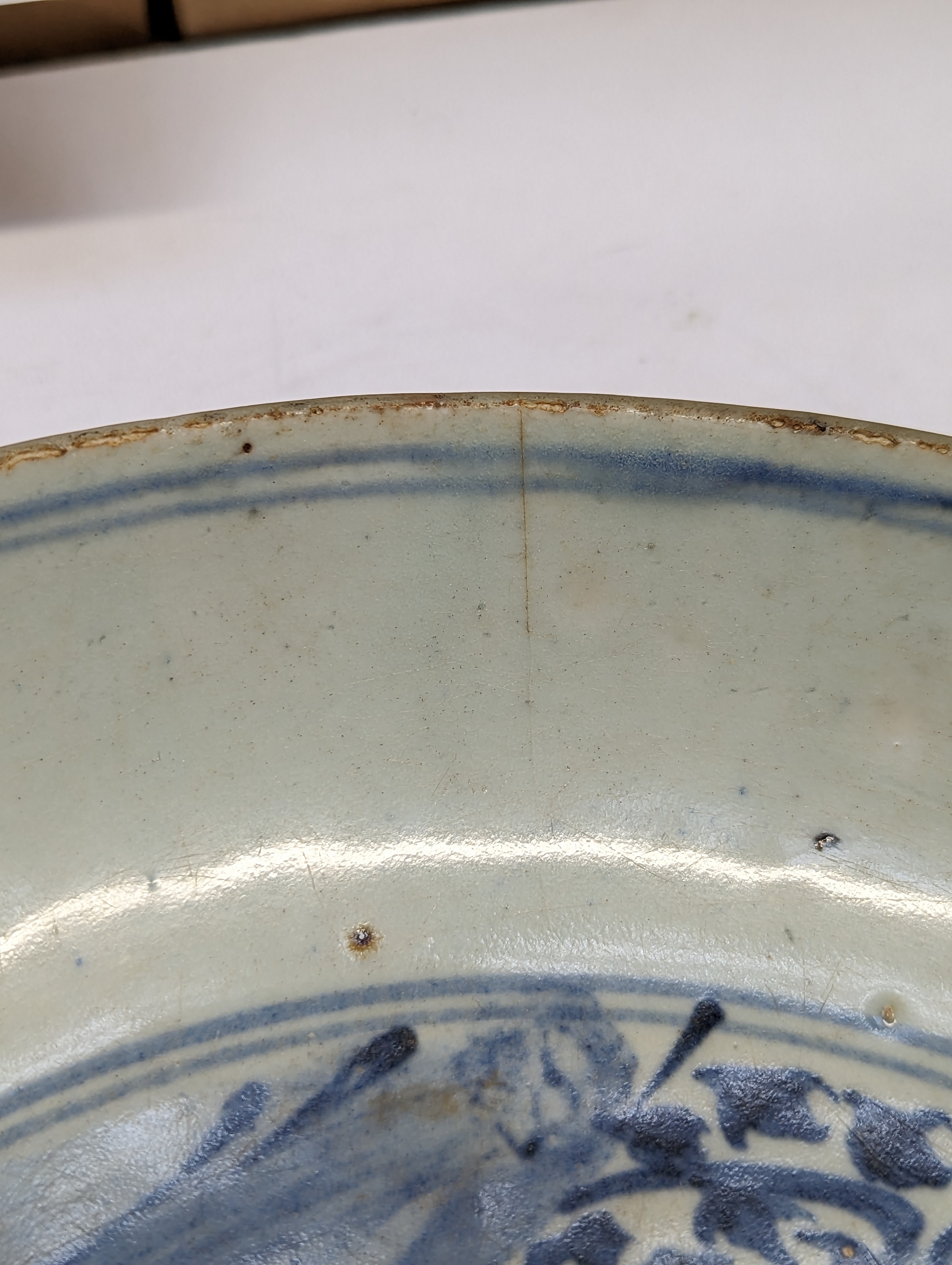A CHINESE BLUE AND WHITE 'SCHOLAR'S ROCK' DISH 明 青花供石紋盤 - Image 9 of 13