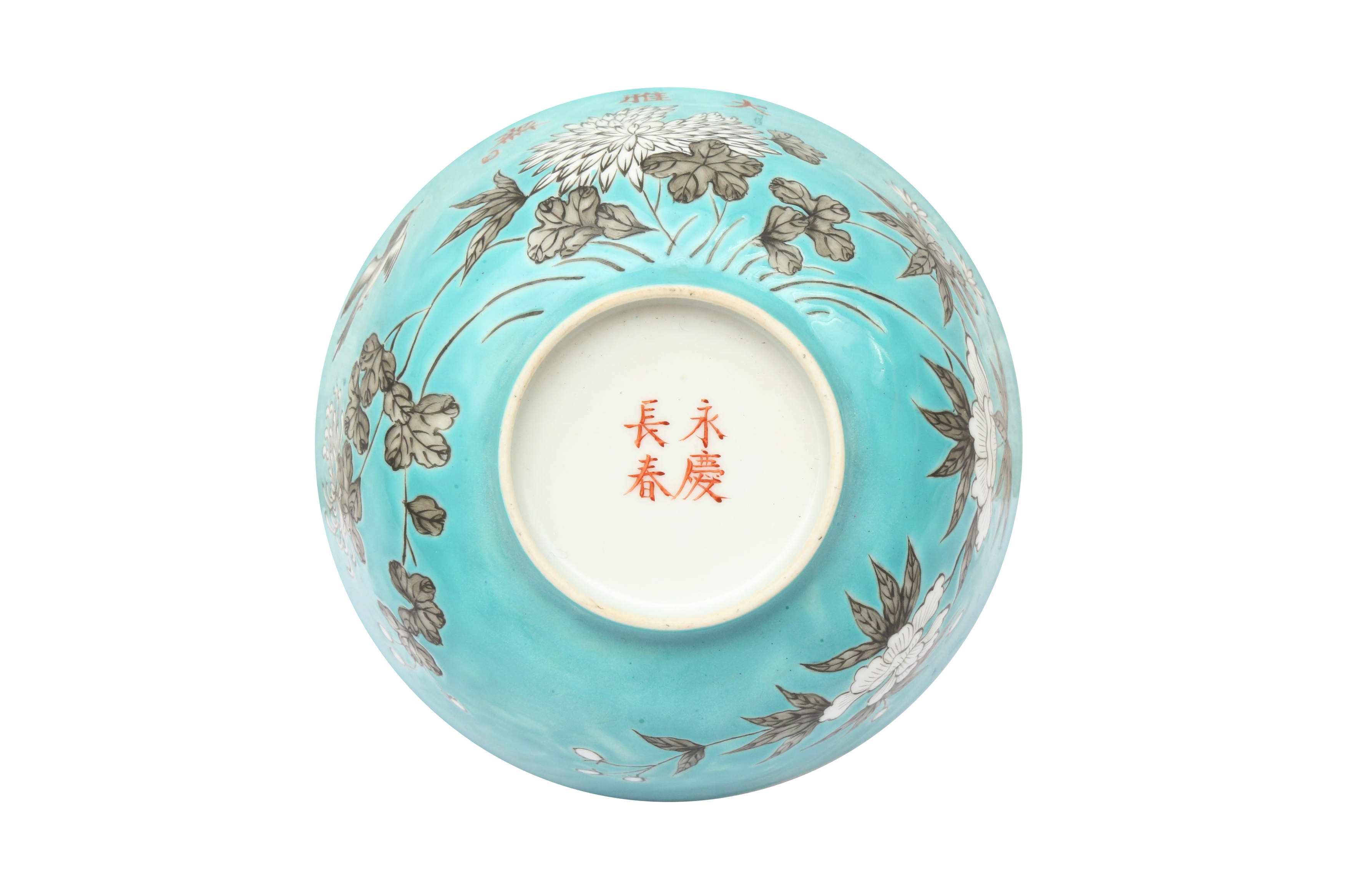 TWO CHINESE EN-GRISAILLE TURQUOISE-GROUND BOWLS 二十世紀 墨彩綠松石綠地花鳥圖盌一對 - Image 3 of 13