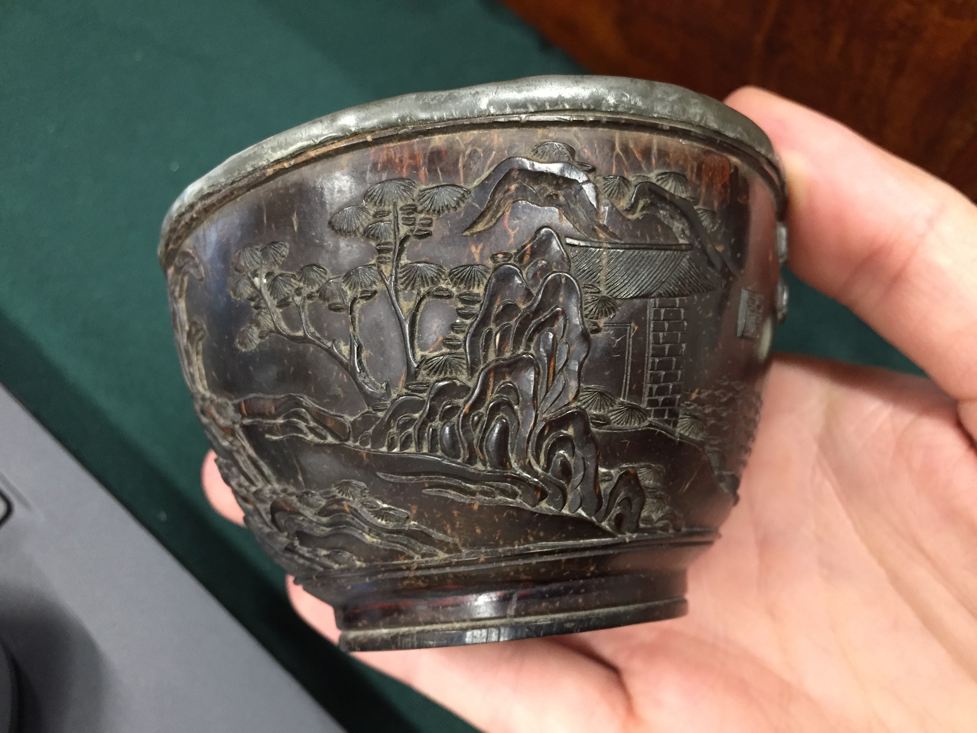A FINE CHINESE CARVED COCONUT CUP 清十八世紀 椰殼刻山水圖紋盃 - Image 4 of 13