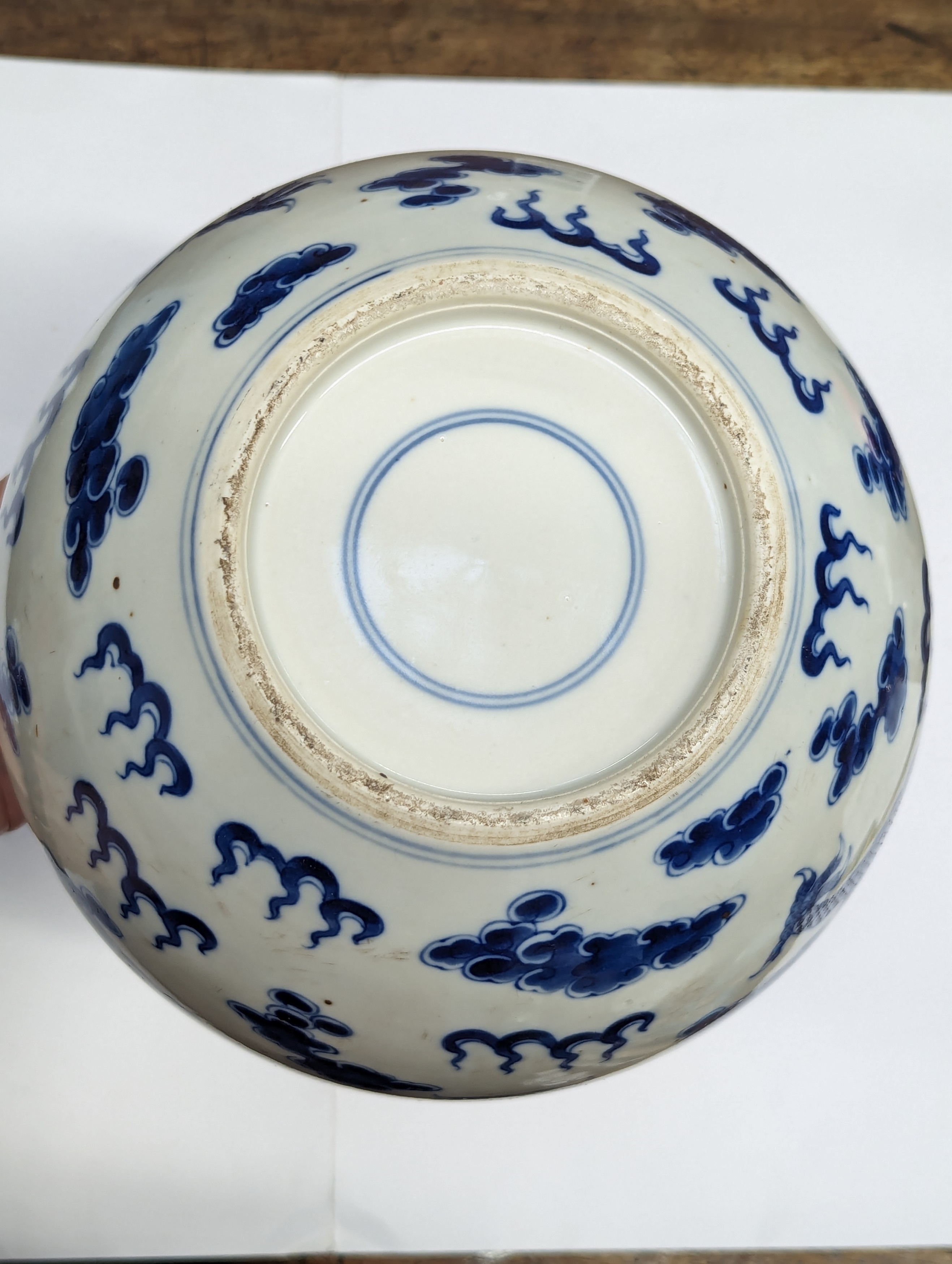 A CHINESE BLUE AND WHITE 'DRAGONS' VASE 清十九世紀 青花雲龍紋瓶 - Image 10 of 28