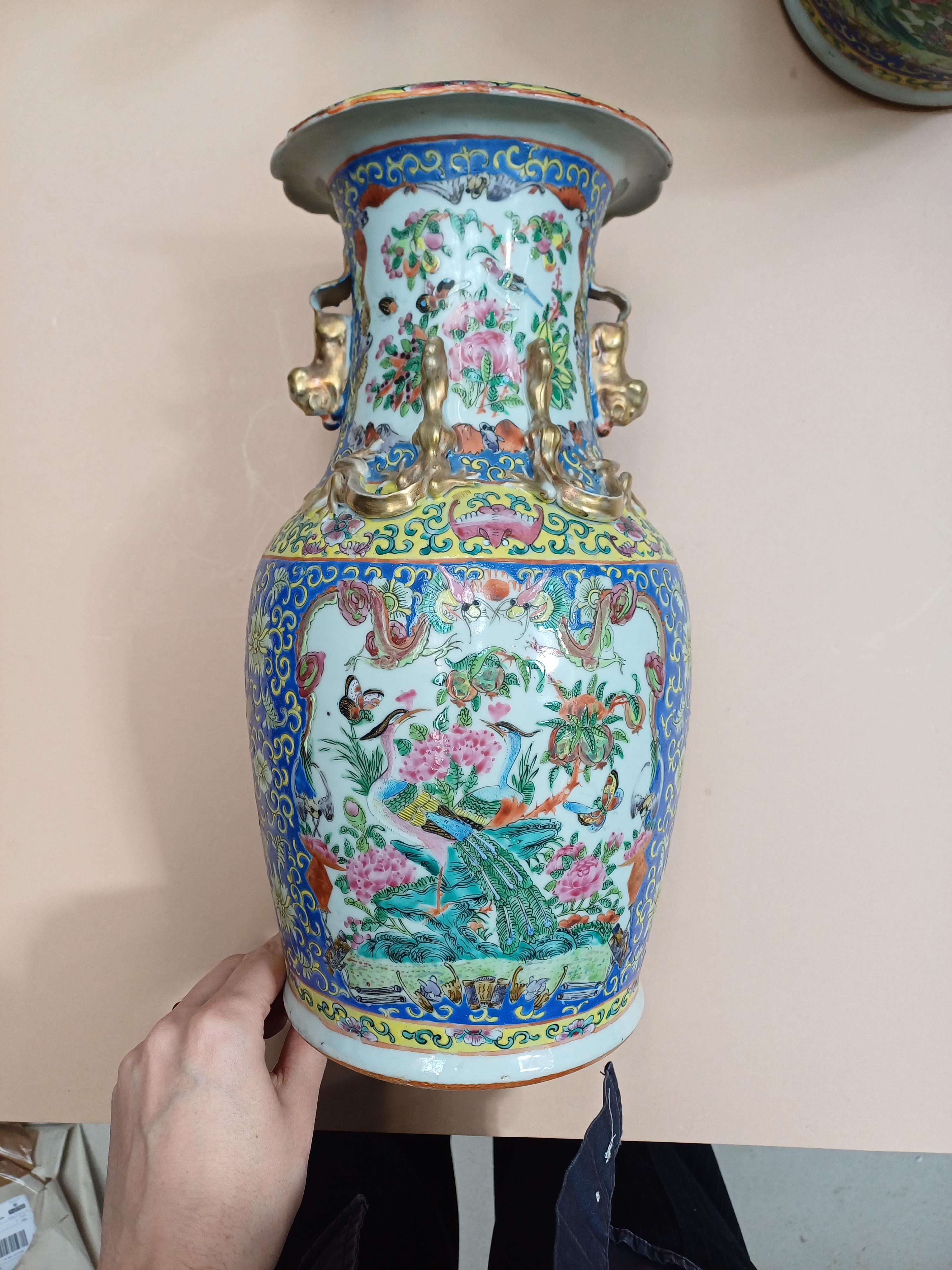 A PAIR OF CHINESE CANTON FAMILLE-ROSE VASES 十九或二十世紀 廣彩花鳥圖紋瓶一對 - Image 10 of 14
