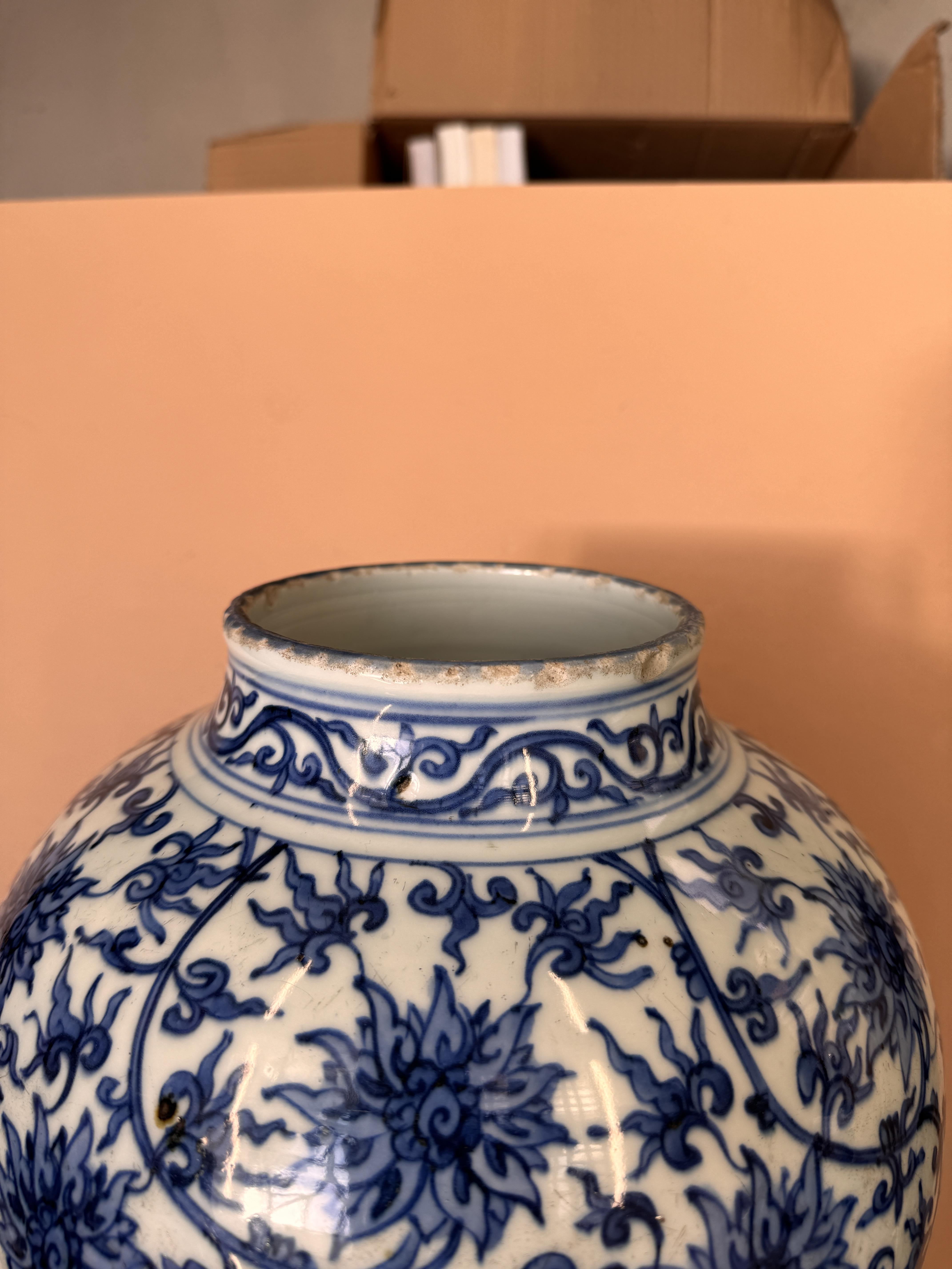 A CHINESE BLUE AND WHITE 'LOTUS' JAR 十九至二十世紀 青花纏枝蓮紋罐 - Image 6 of 12