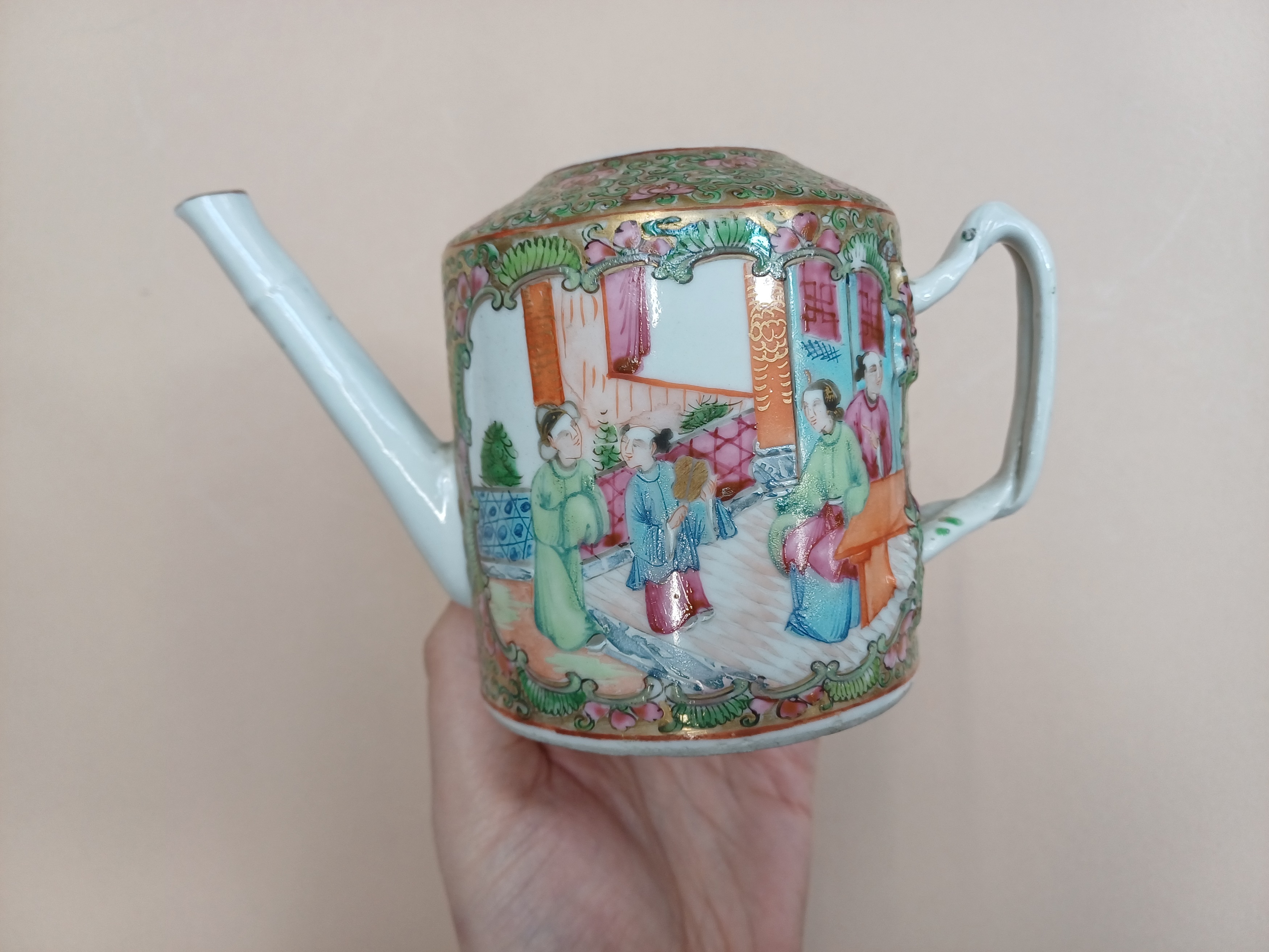 A GROUP OF CHINESE CANTON FAMILLE-ROSE PORCELAIN 晚清 十九或二十世紀 廣彩瓷器一組 - Image 24 of 33