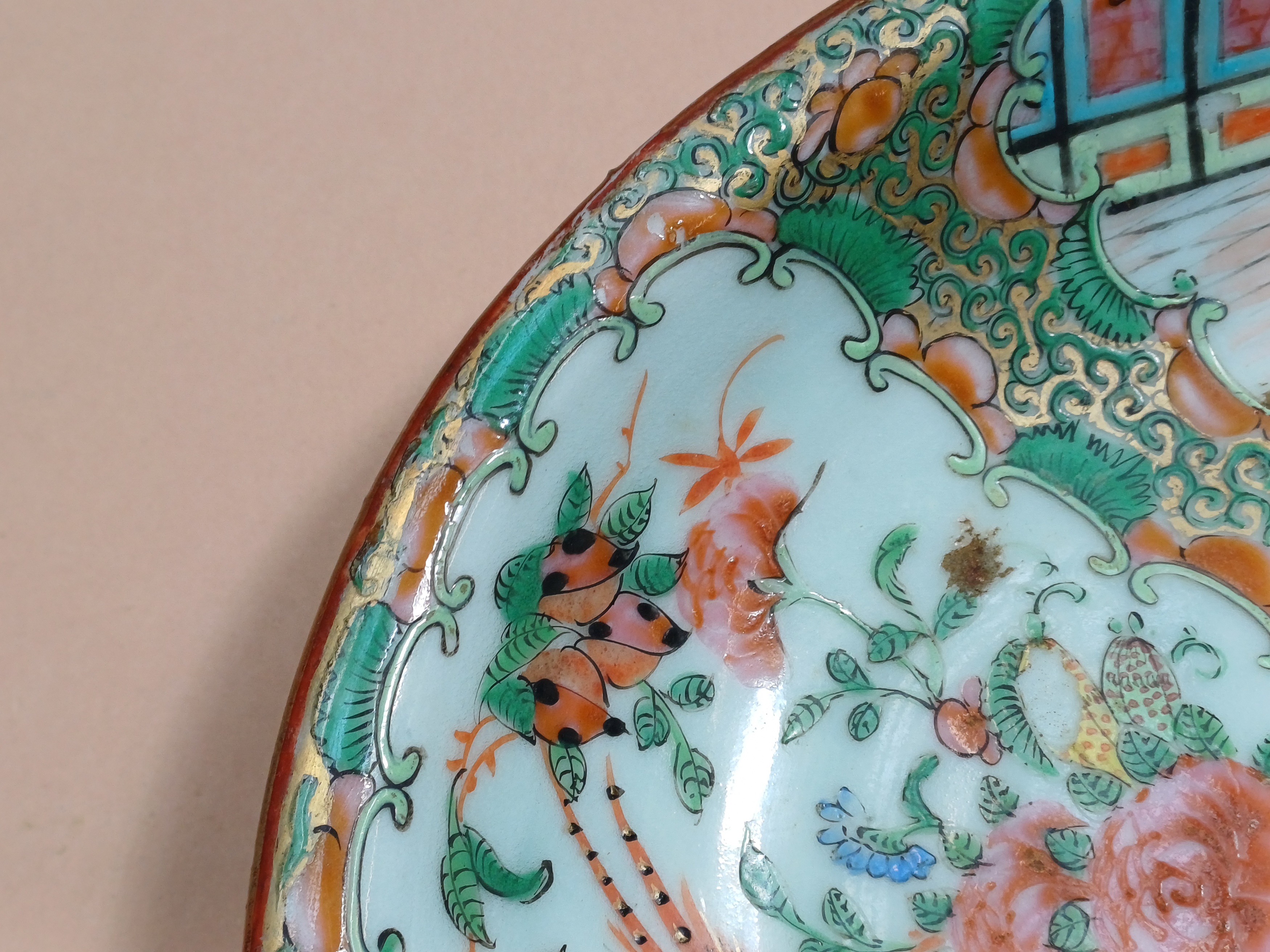 A GROUP OF CHINESE CANTON FAMILLE-ROSE PORCELAIN 晚清 十九或二十世紀 廣彩瓷器一組 - Image 20 of 33