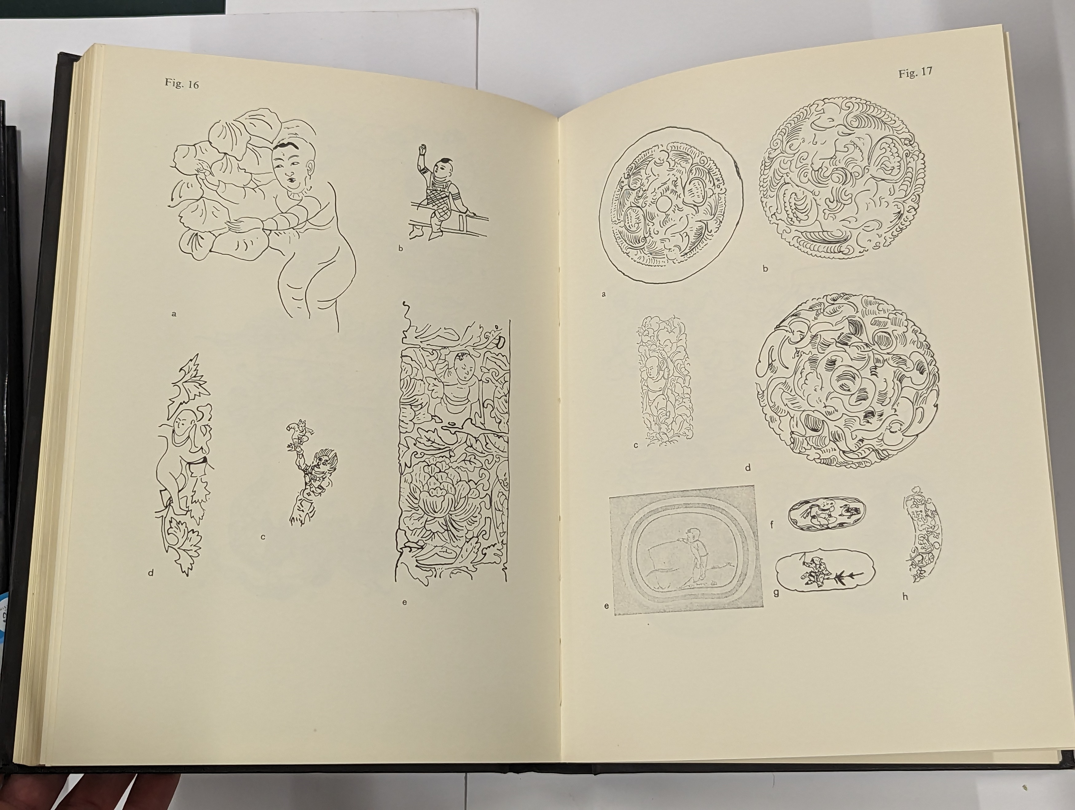 TWO CHINESE SONG DYNASTY CERAMICS REFERENCE BOOKS 宋朝瓷器參考書一組兩本 - Image 4 of 7