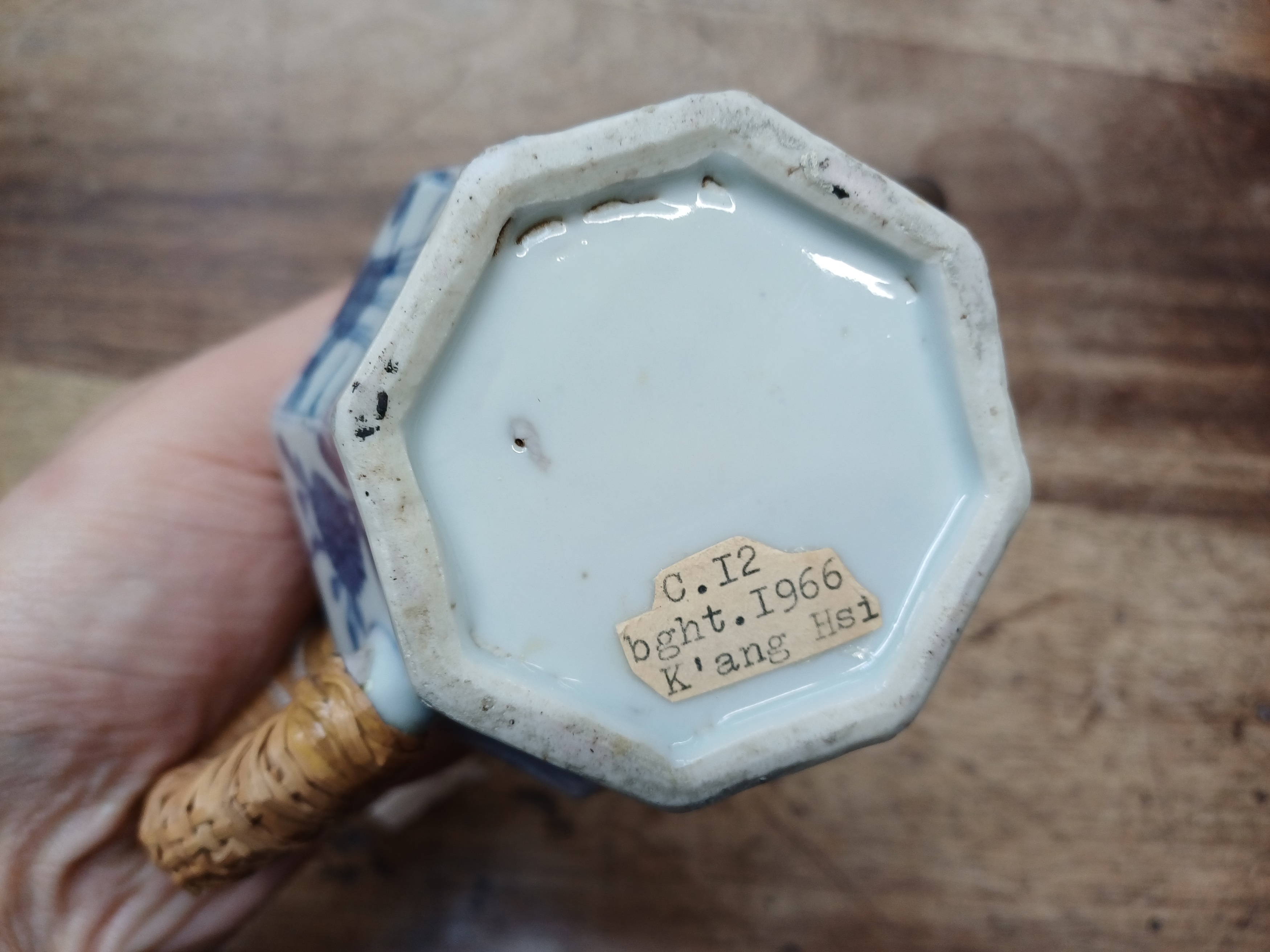 THREE CHINESE BLUE AND WHITE PIECES 清 康熙至十八世紀 青花瓷器一組 - Image 9 of 22