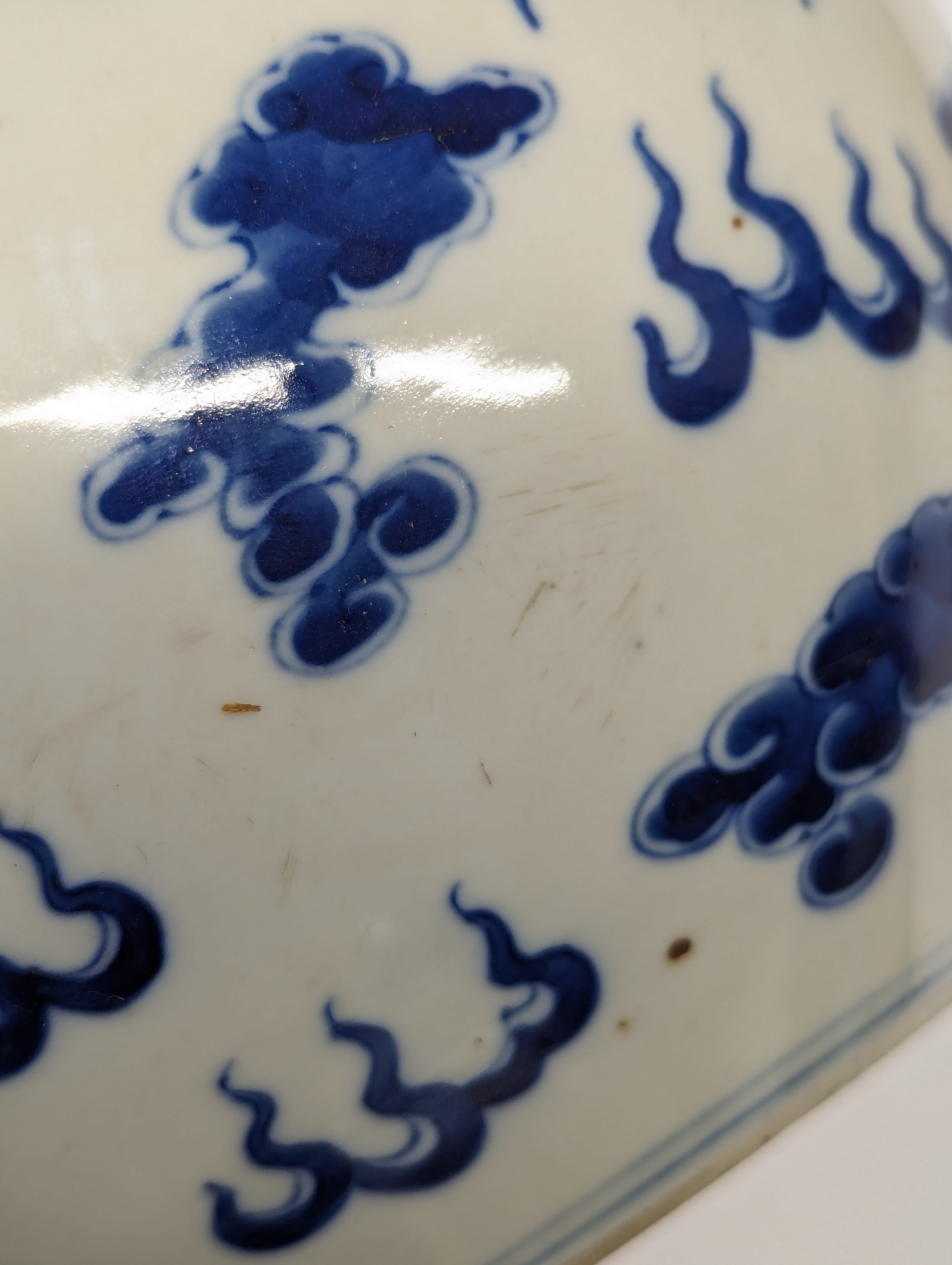 A CHINESE BLUE AND WHITE 'DRAGONS' VASE 清十九世紀 青花雲龍紋瓶 - Image 4 of 28
