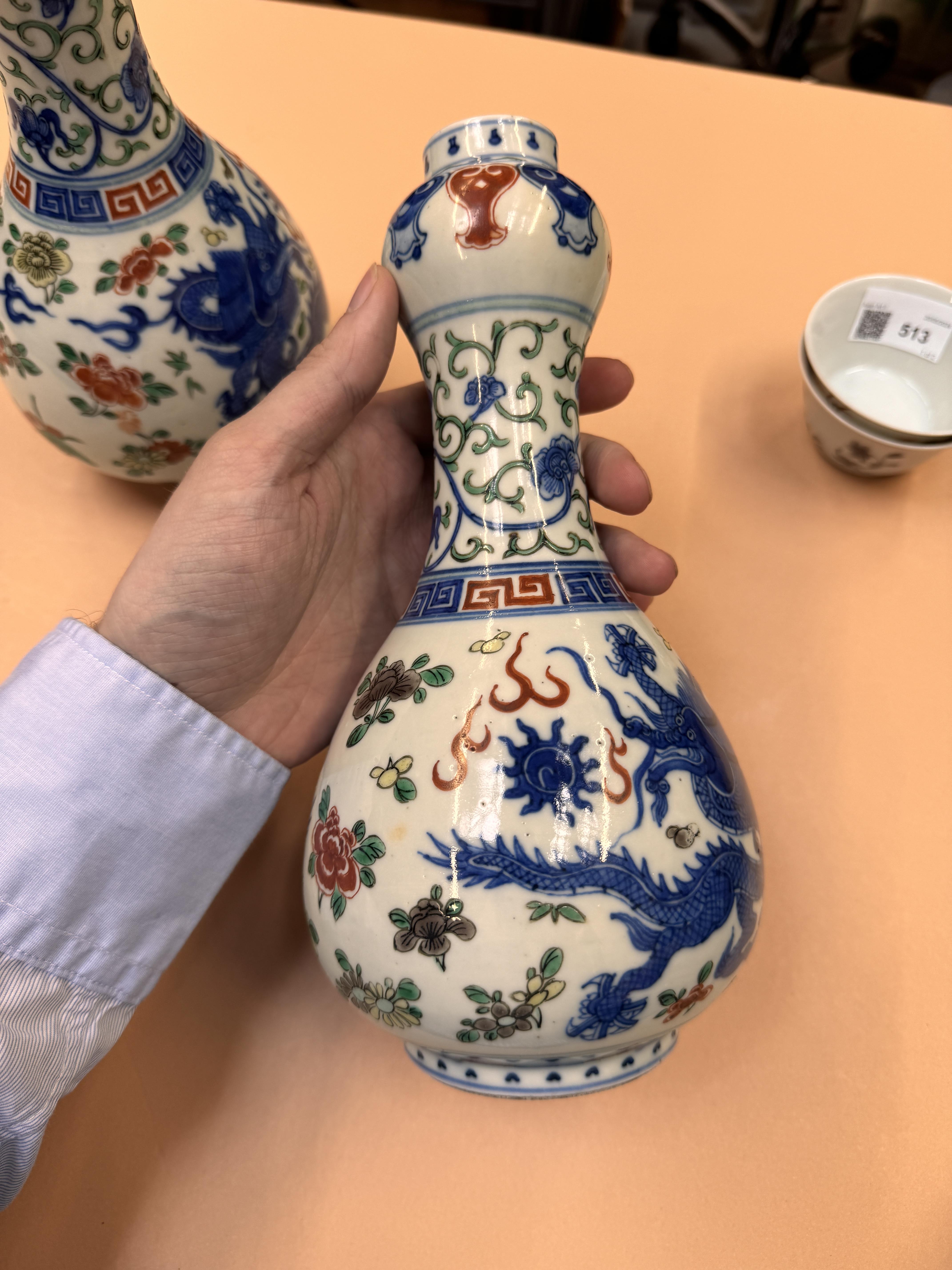 A PAIR OF CHINESE WUCAI 'DRAGON' VASES 民國時期 五彩龍趕珠紋瓶一對 《大明嘉靖年製》款 - Image 13 of 19