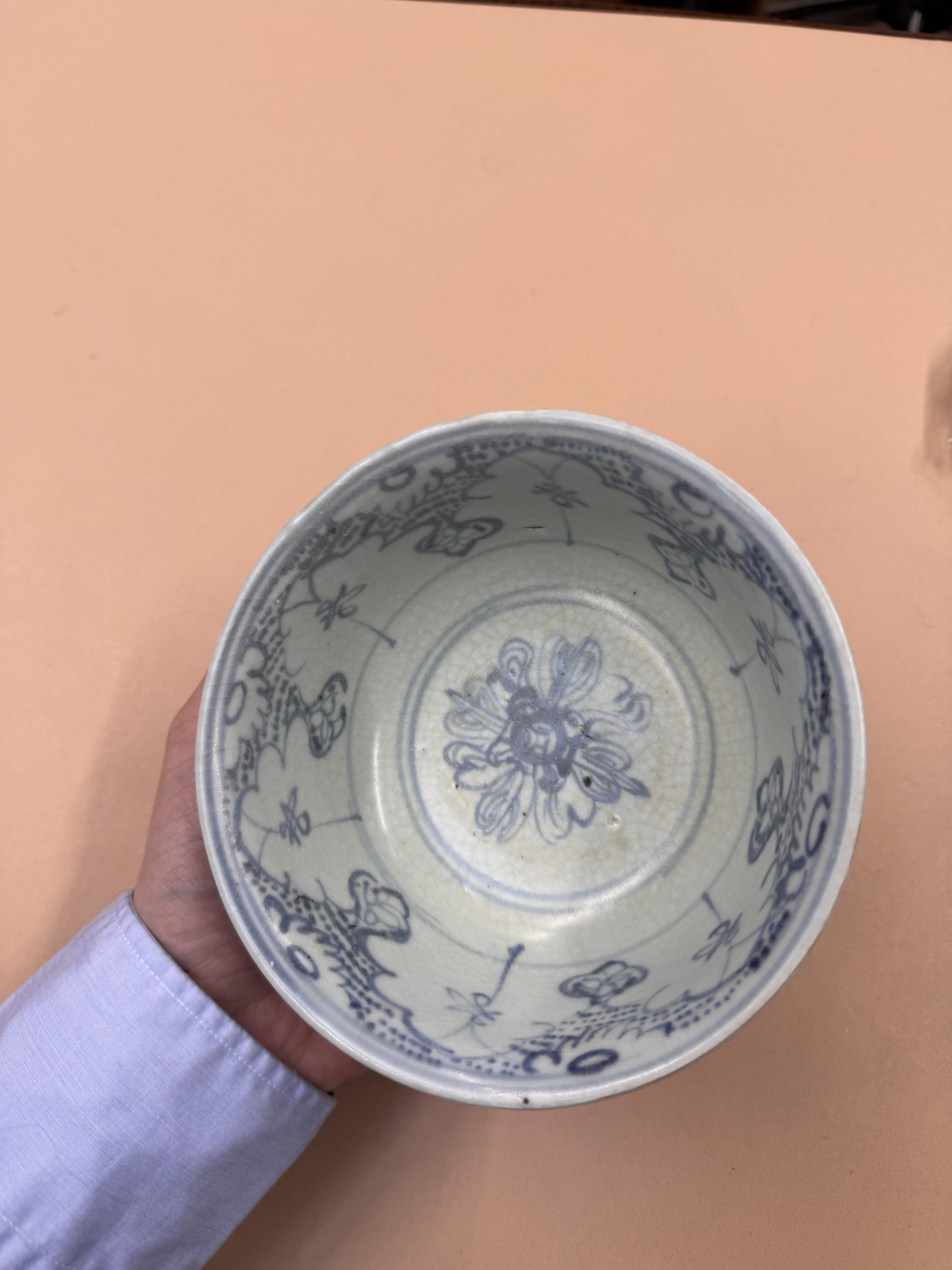 A CHINESE BLUE AND WHITE 'HONEYCOMB' BOWL 明 青花蜂巢紋盌 - Image 10 of 18
