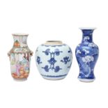 TWO CHINESE VASES AND A JAR 十九至二十世紀 瓷器雜項
