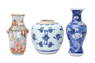 TWO CHINESE VASES AND A JAR 十九至二十世紀 瓷器雜項