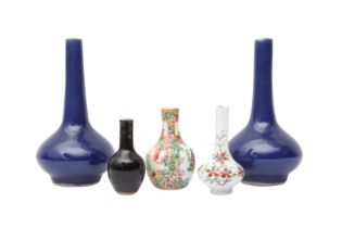 A GROUP OF CHINESE SMALL VASES 清 袖珍瓶一組