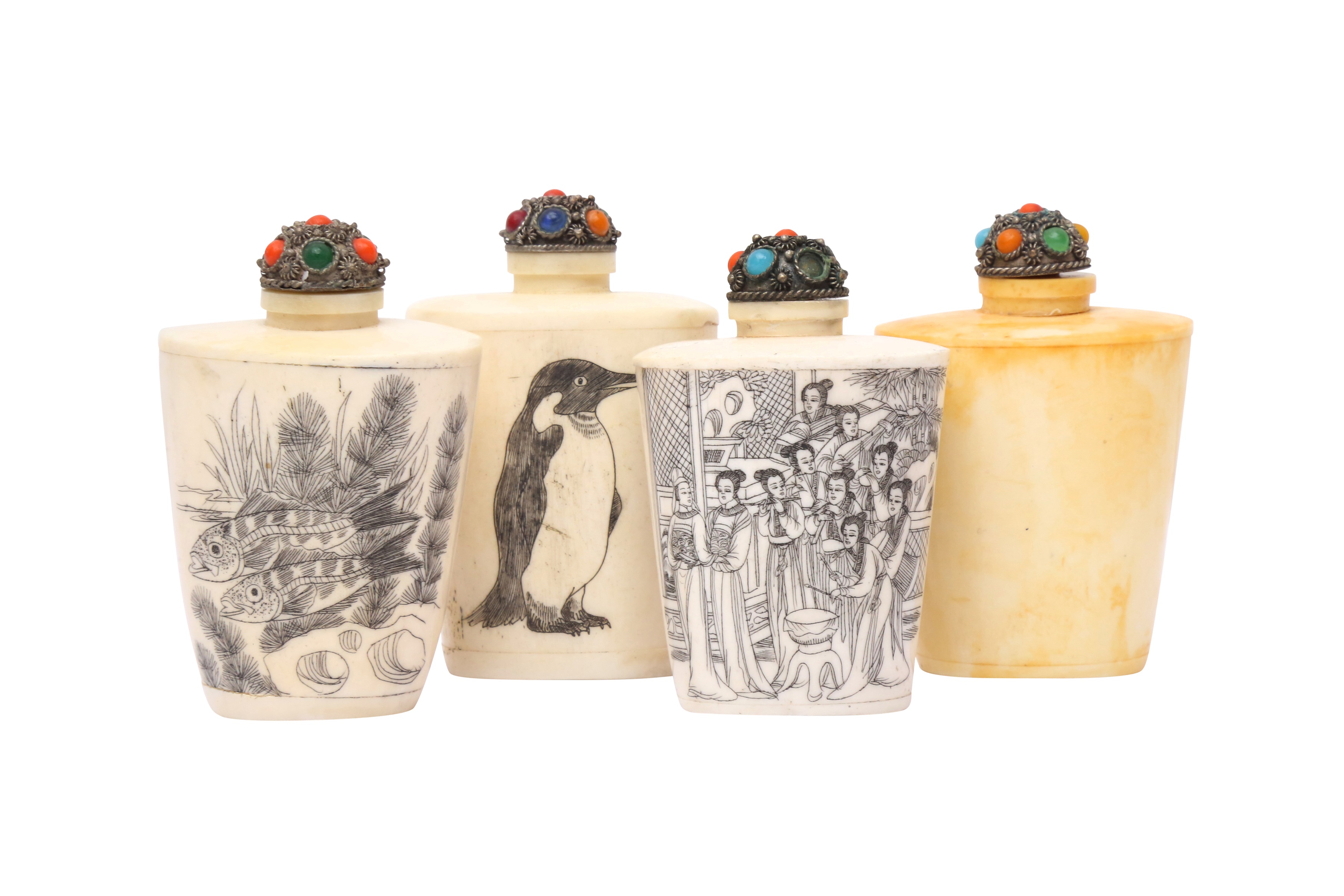 λ FOUR CHINESE BONE SNUFF BOTTLES 二十世紀 骨製鼻煙壺一組