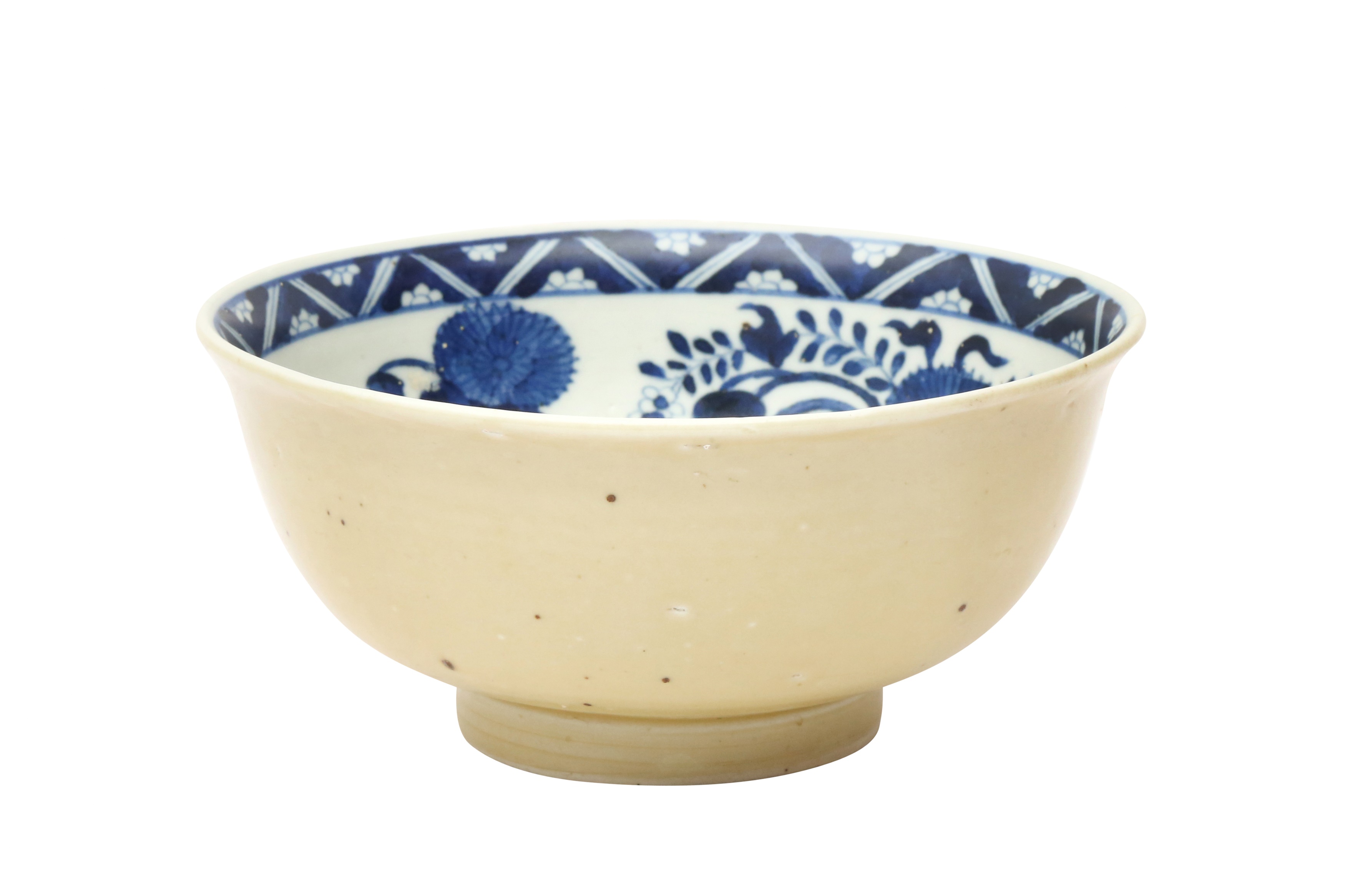 A CHINESE BLUE AND WHITE CAFE-AU-LAIT BOWL 清十八世紀 內青花花卉紋外紫金釉盌