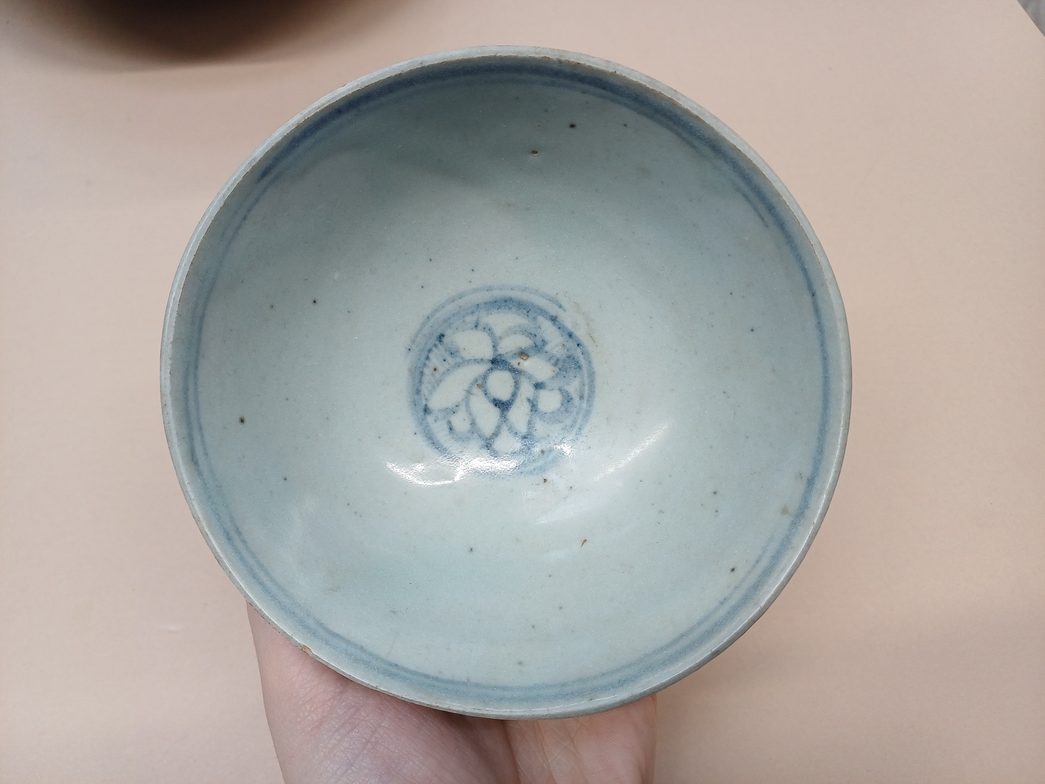 A CHINESE BLUE AND WHITE DISH, BOWL AND A SAUCE BOAT 明至十八世紀 青花盤、盌及醬料船一組 - Image 13 of 16