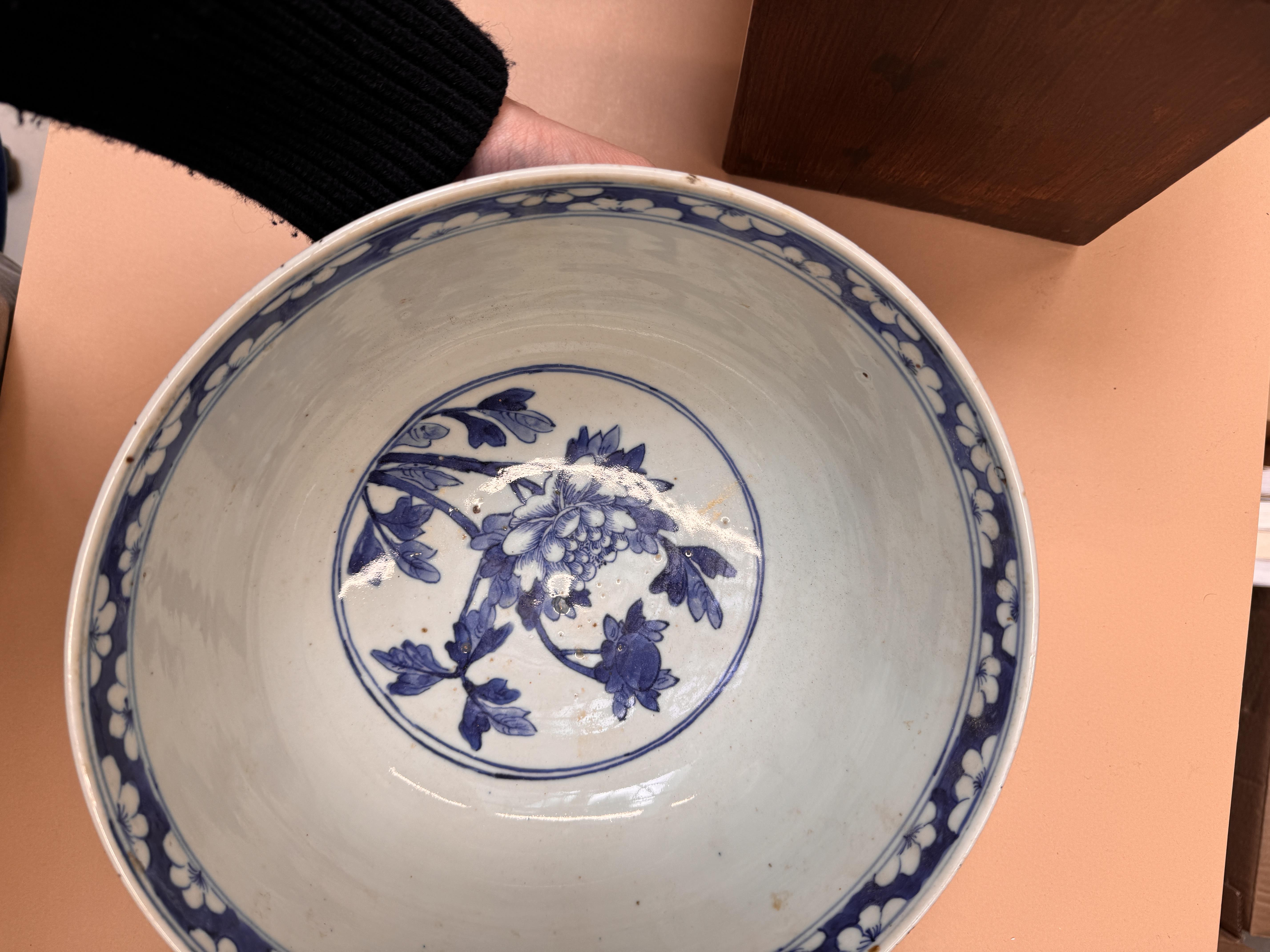 A CHINESE BLUE AND WHITE 'BIRDS AND BLOSSOMS' BOWL 清十九世紀 青花花鳥圖紋盌 - Image 15 of 15