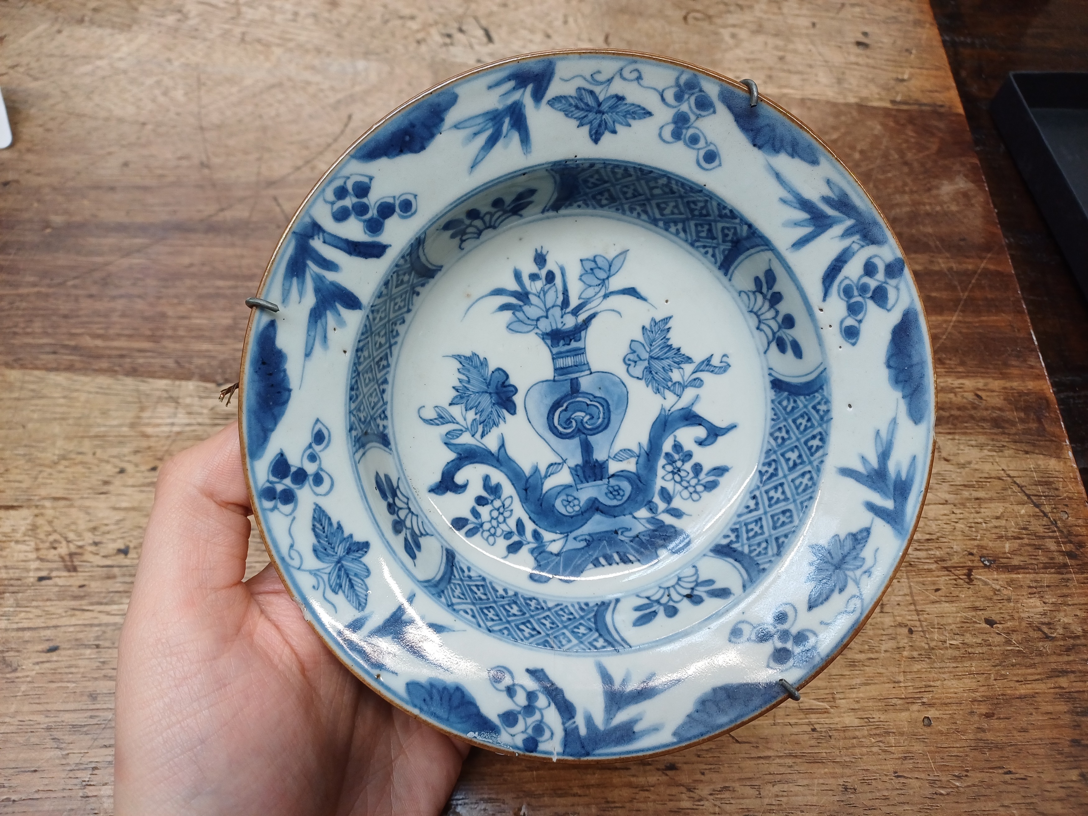 THREE CHINESE BLUE AND WHITE PIECES 清 康熙至十八世紀 青花瓷器一組 - Image 10 of 22