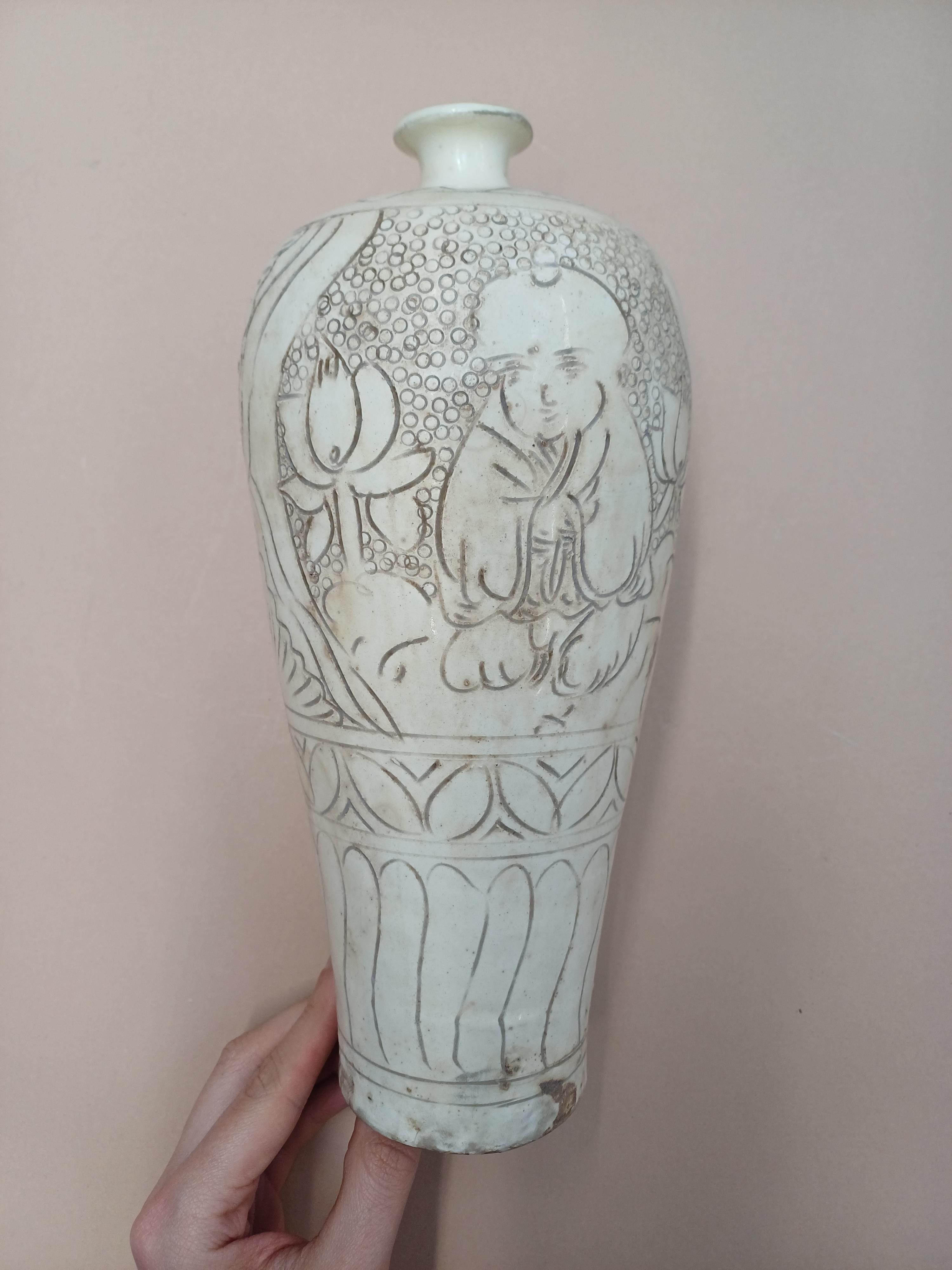 A CHINESE CIZHOU-STYLE INCISED VASE 二十世紀 仿磁州窰白釉劃花梅瓶 - Image 8 of 9