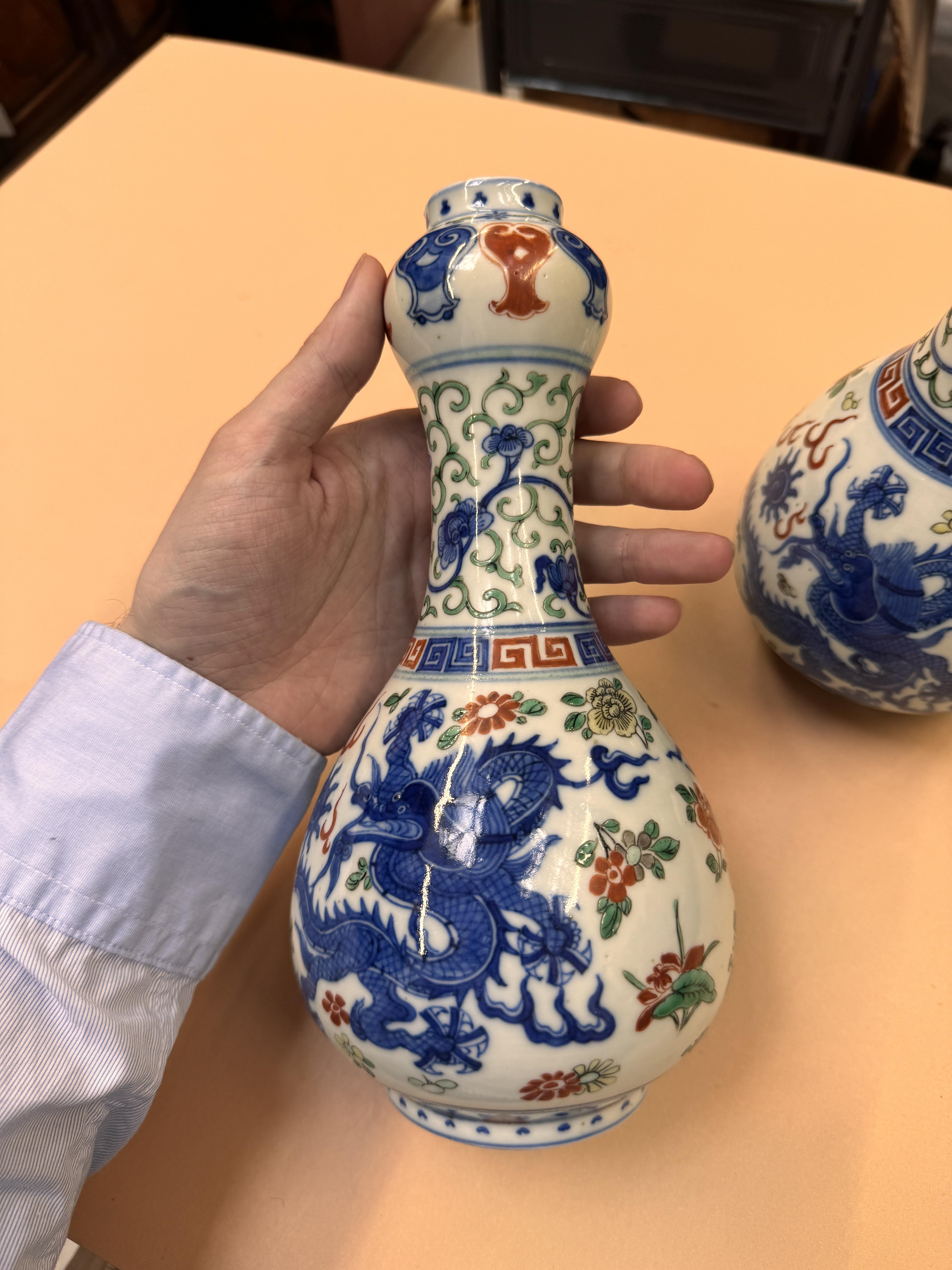 A PAIR OF CHINESE WUCAI 'DRAGON' VASES 民國時期 五彩龍趕珠紋瓶一對 《大明嘉靖年製》款 - Image 8 of 19