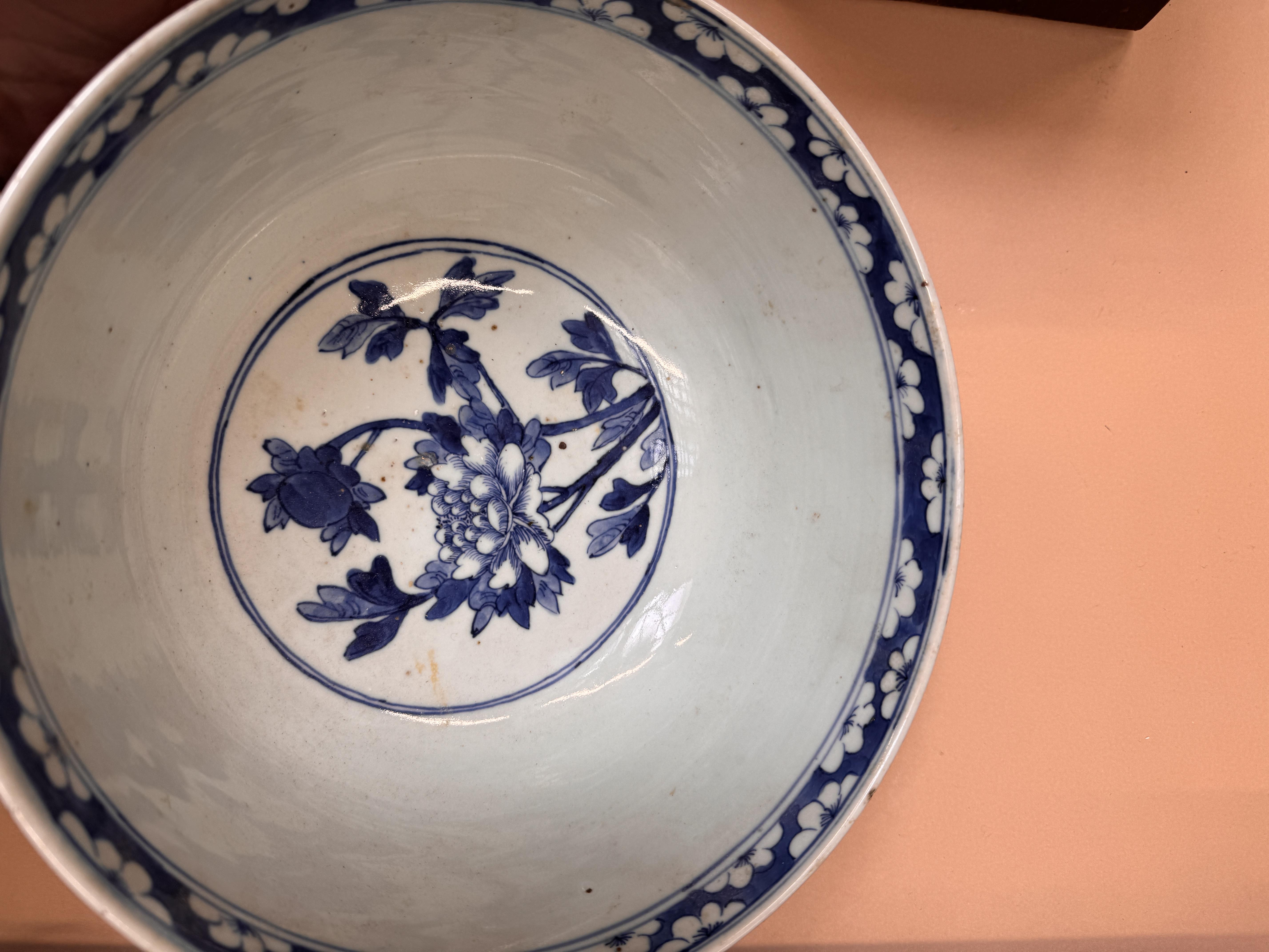 A CHINESE BLUE AND WHITE 'BIRDS AND BLOSSOMS' BOWL 清十九世紀 青花花鳥圖紋盌 - Image 13 of 15