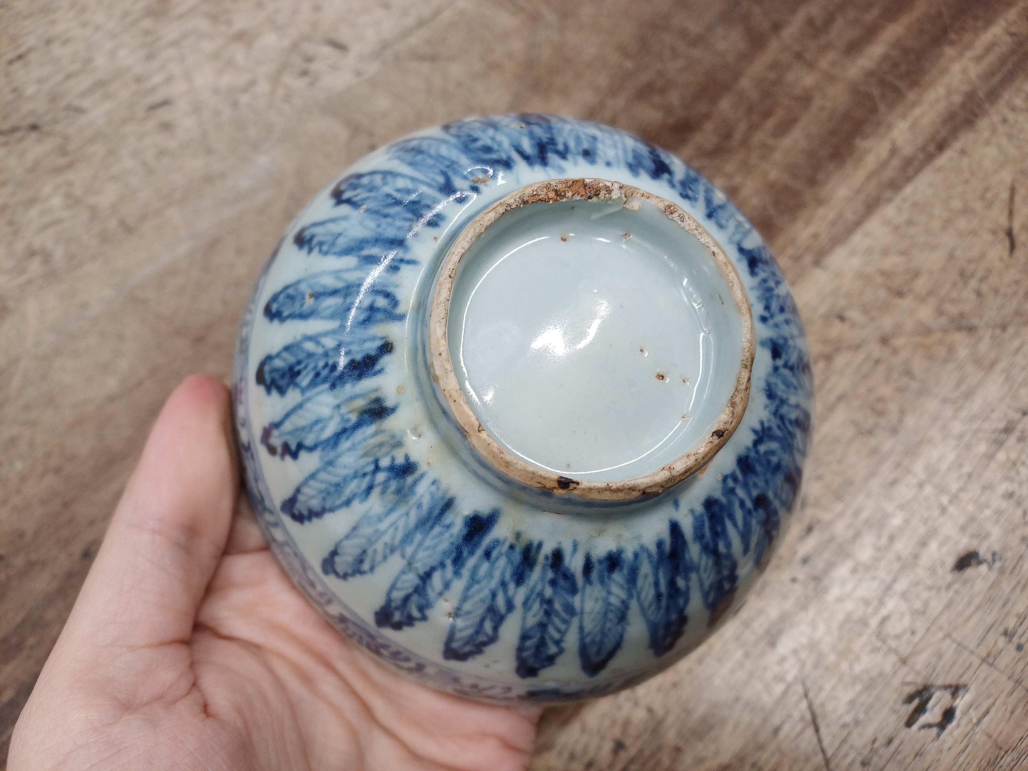 A CHINESE BLUE AND WHITE BOWL 明 青花蕉葉紋盌 - Image 4 of 6