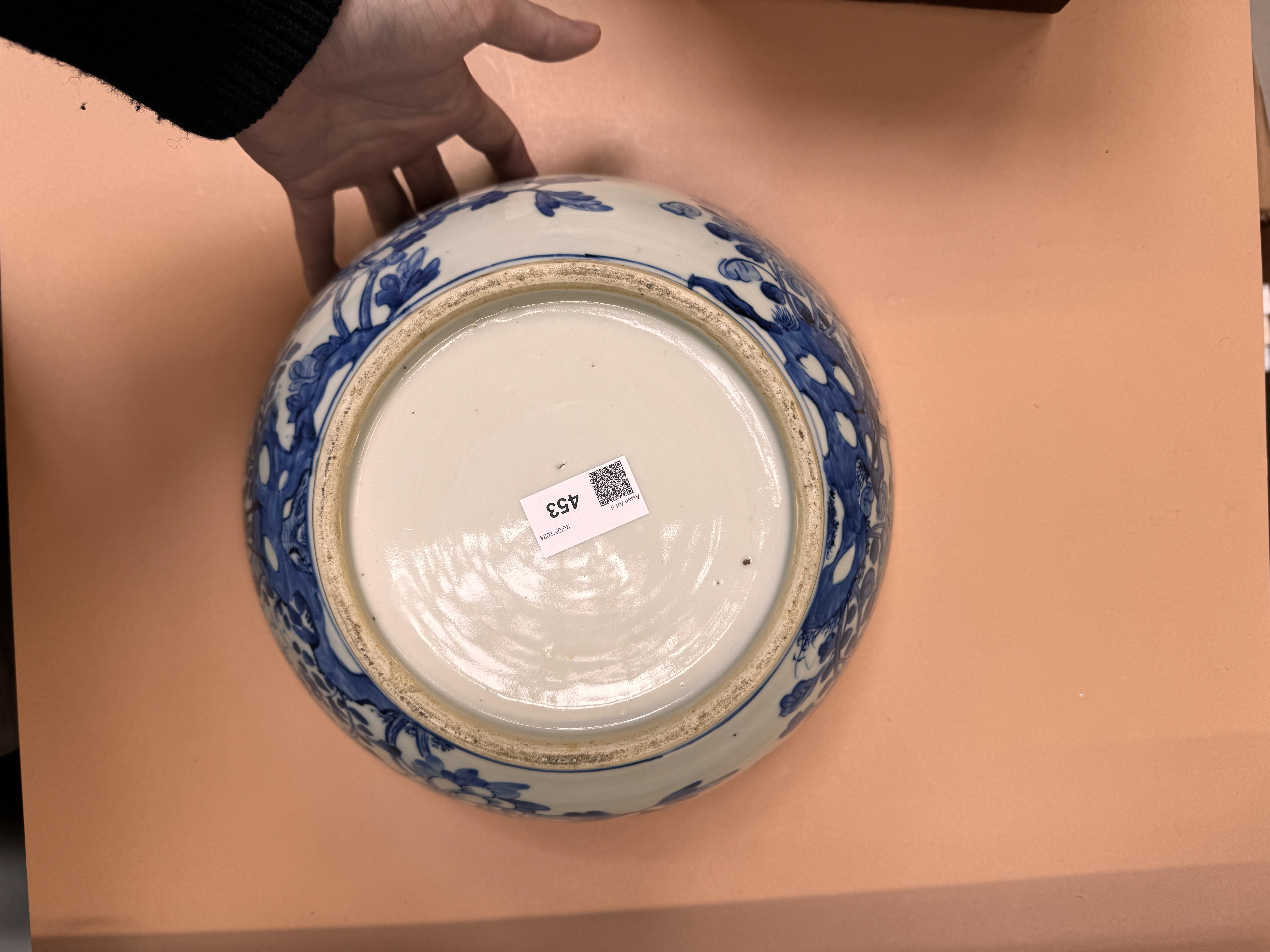 A CHINESE BLUE AND WHITE 'BIRDS AND BLOSSOMS' BOWL 清十九世紀 青花花鳥圖紋盌 - Image 5 of 15