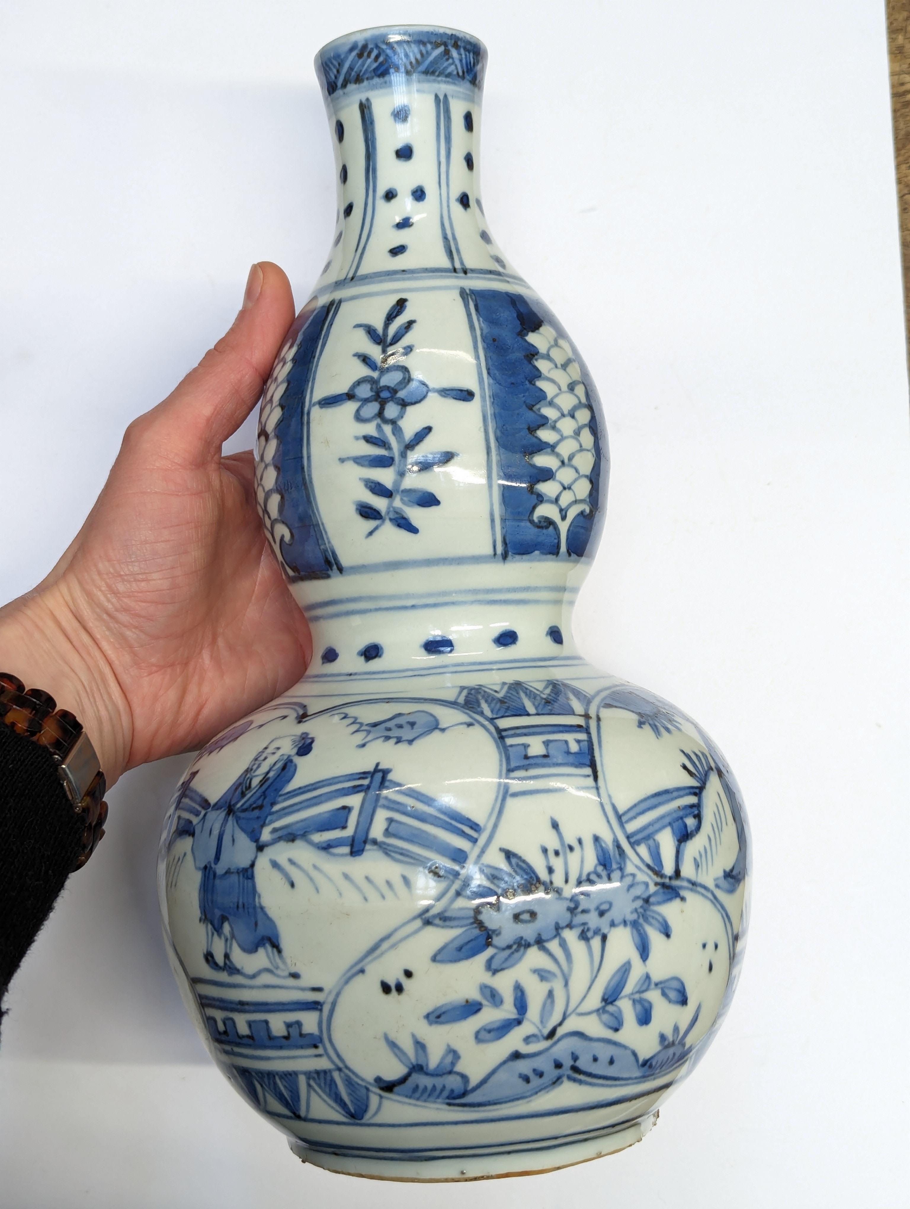 A CHINESE MING-STYLE BLUE AND WHITE DOUBLE GOURD VASE 二十世紀 明式青花葫蘆瓶 - Image 5 of 10